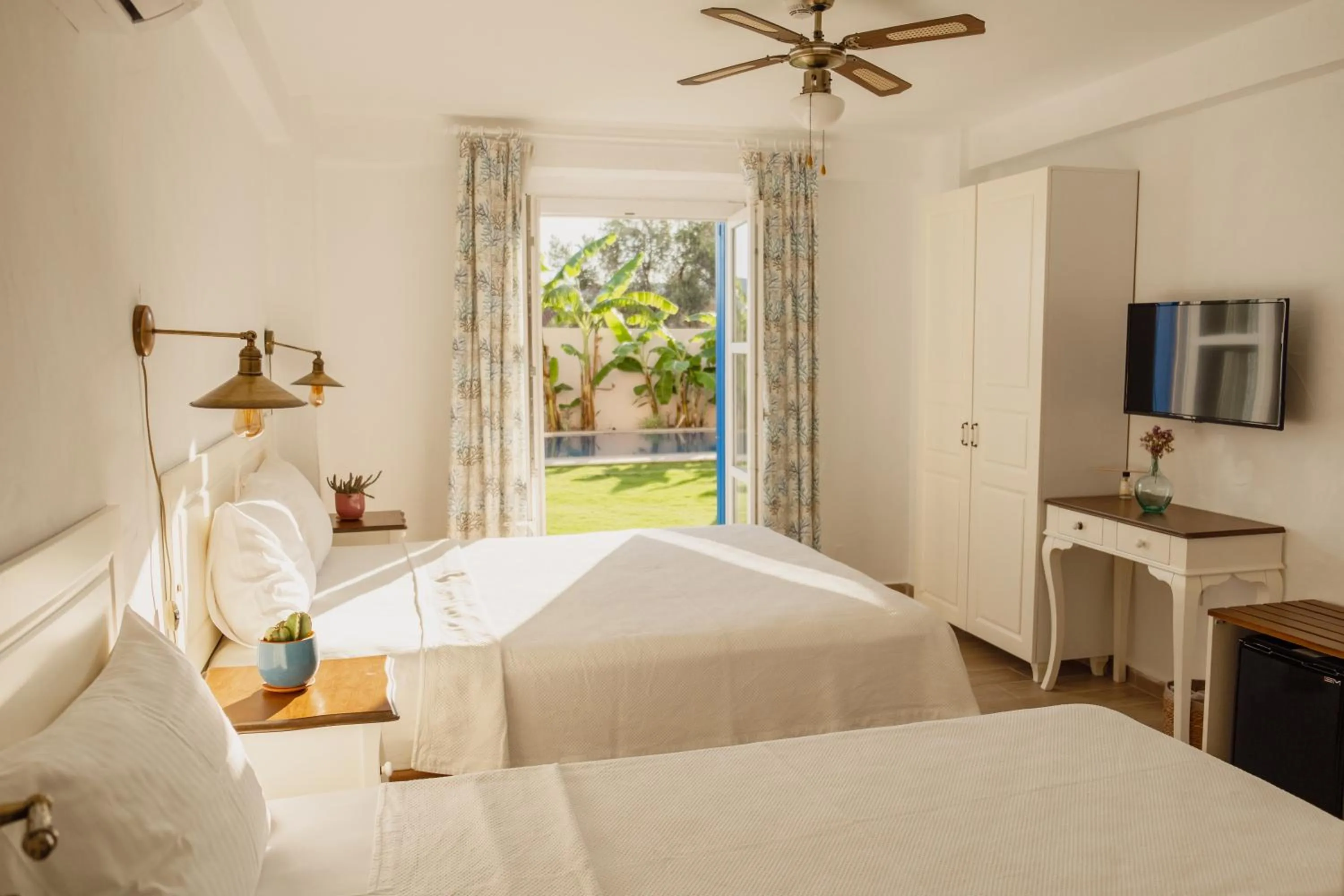 Photo of the whole room, Bed in Alacati Fora Bella