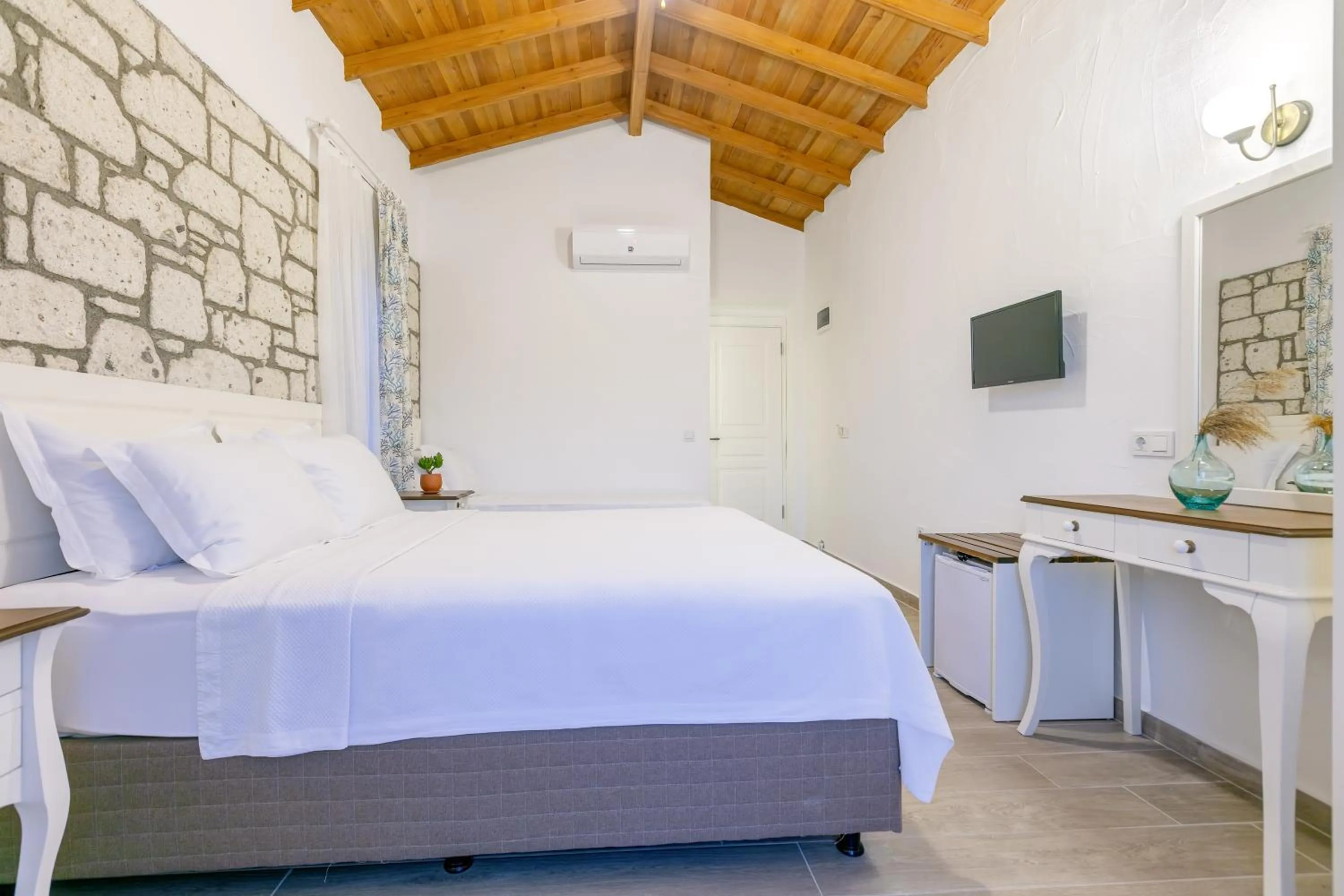 Photo of the whole room, Bed in Alacati Fora Bella