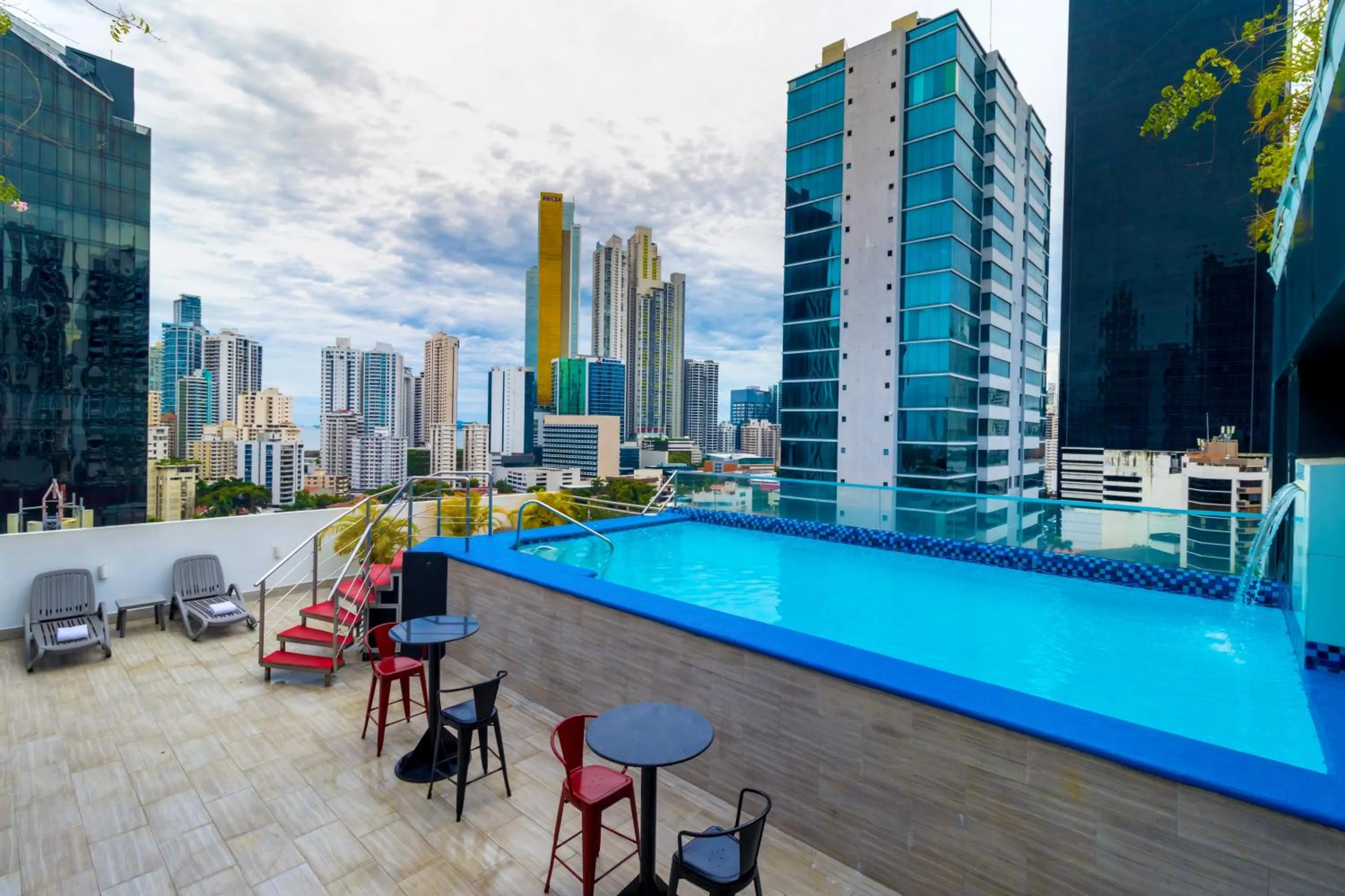 Swimming pool in Hotel Mio Panamá