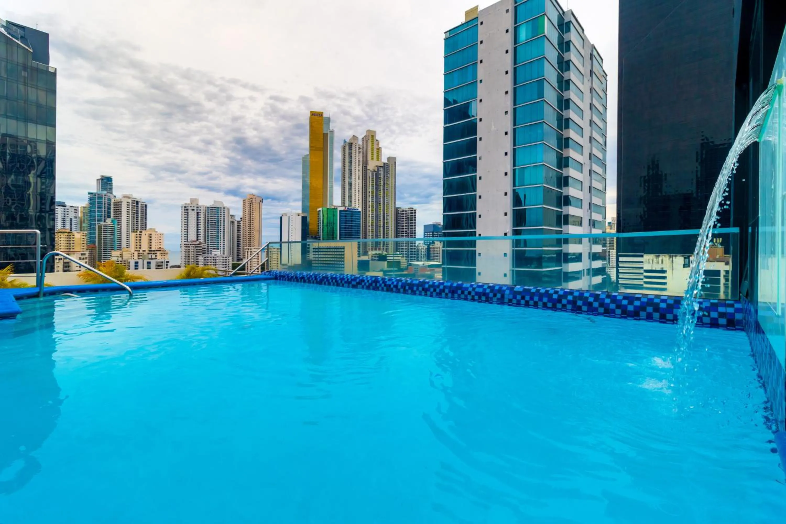 Swimming pool in Hotel Mio Panamá