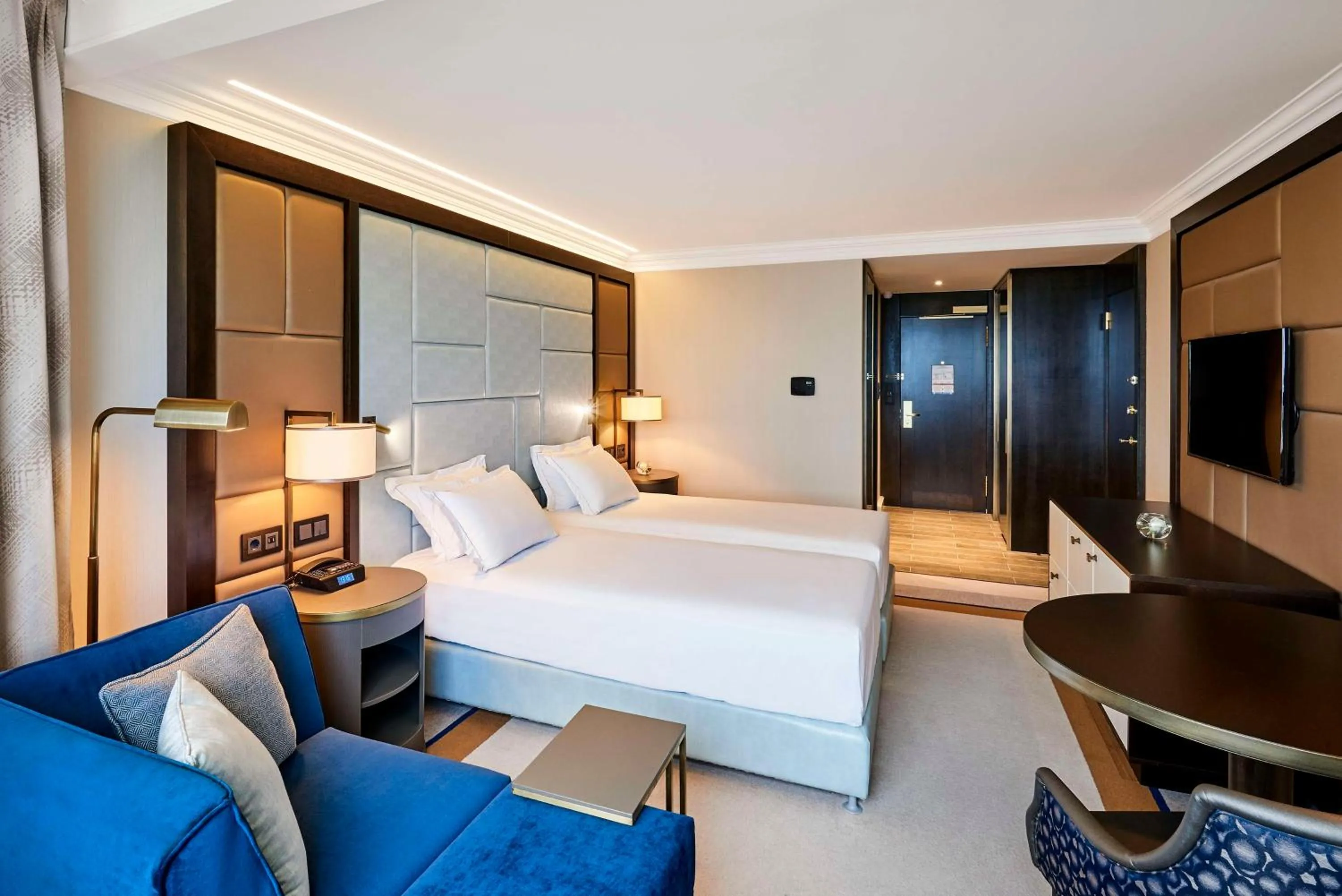 Living room, Bed in Hilton Budapest