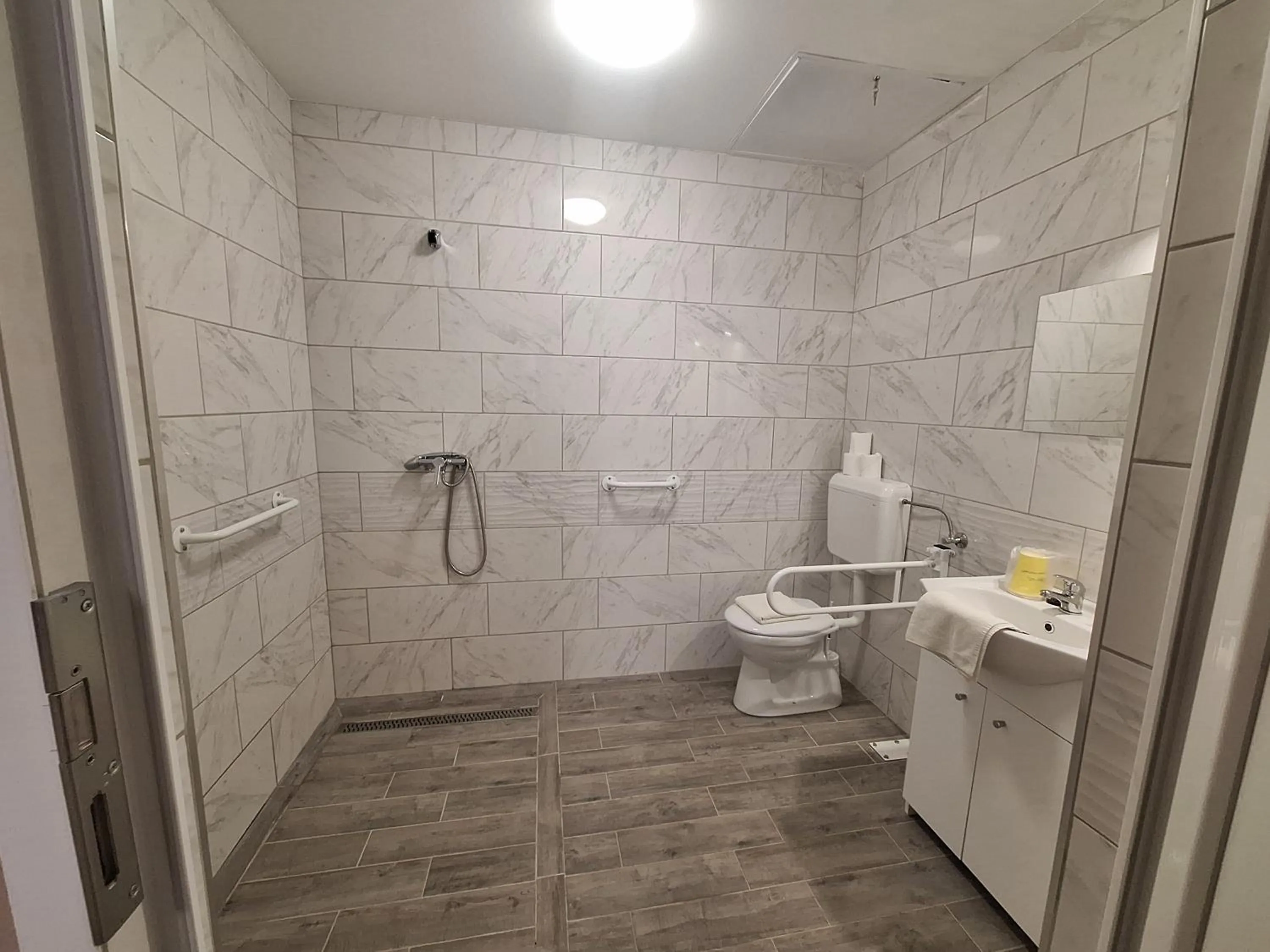 Shower in Hotel Unicornis