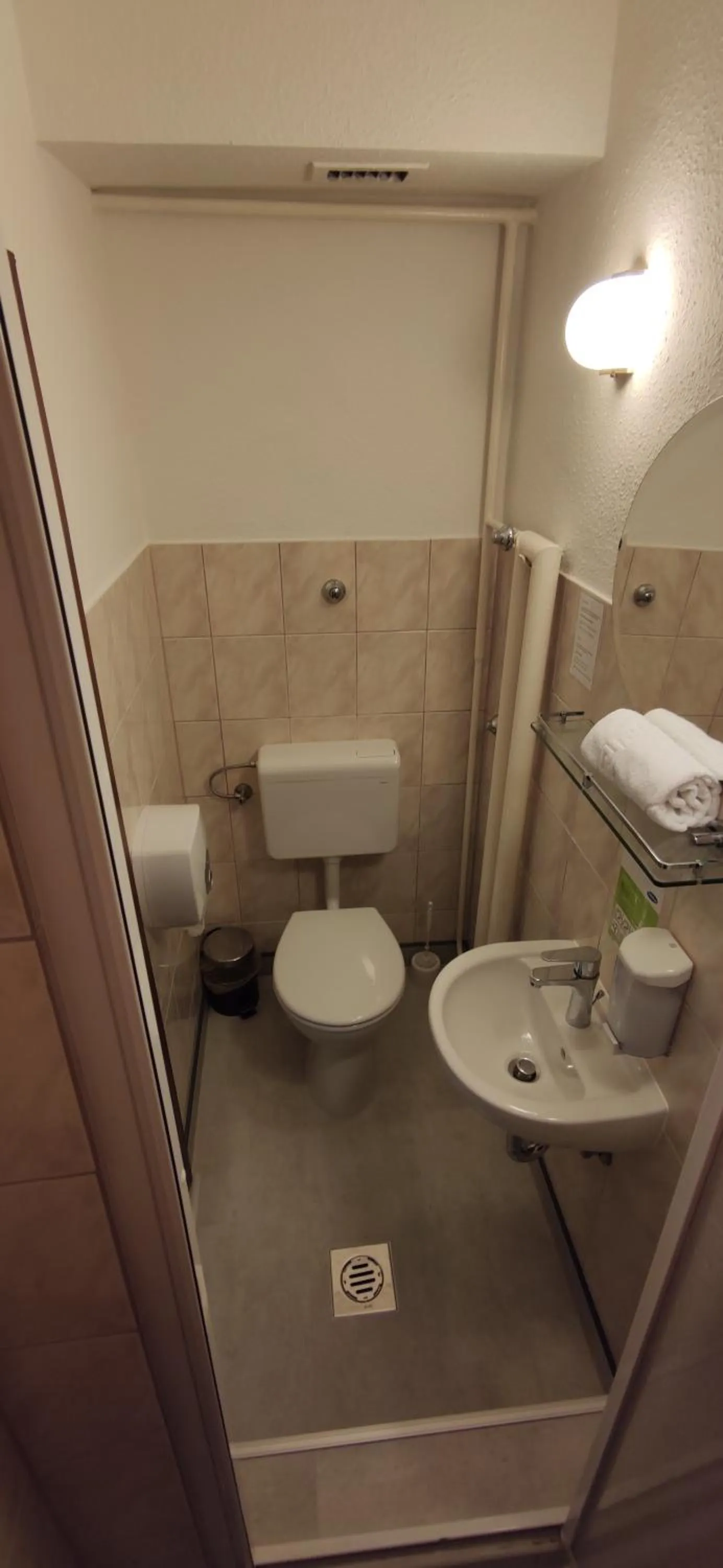 Shower in Hotel Oswaldo