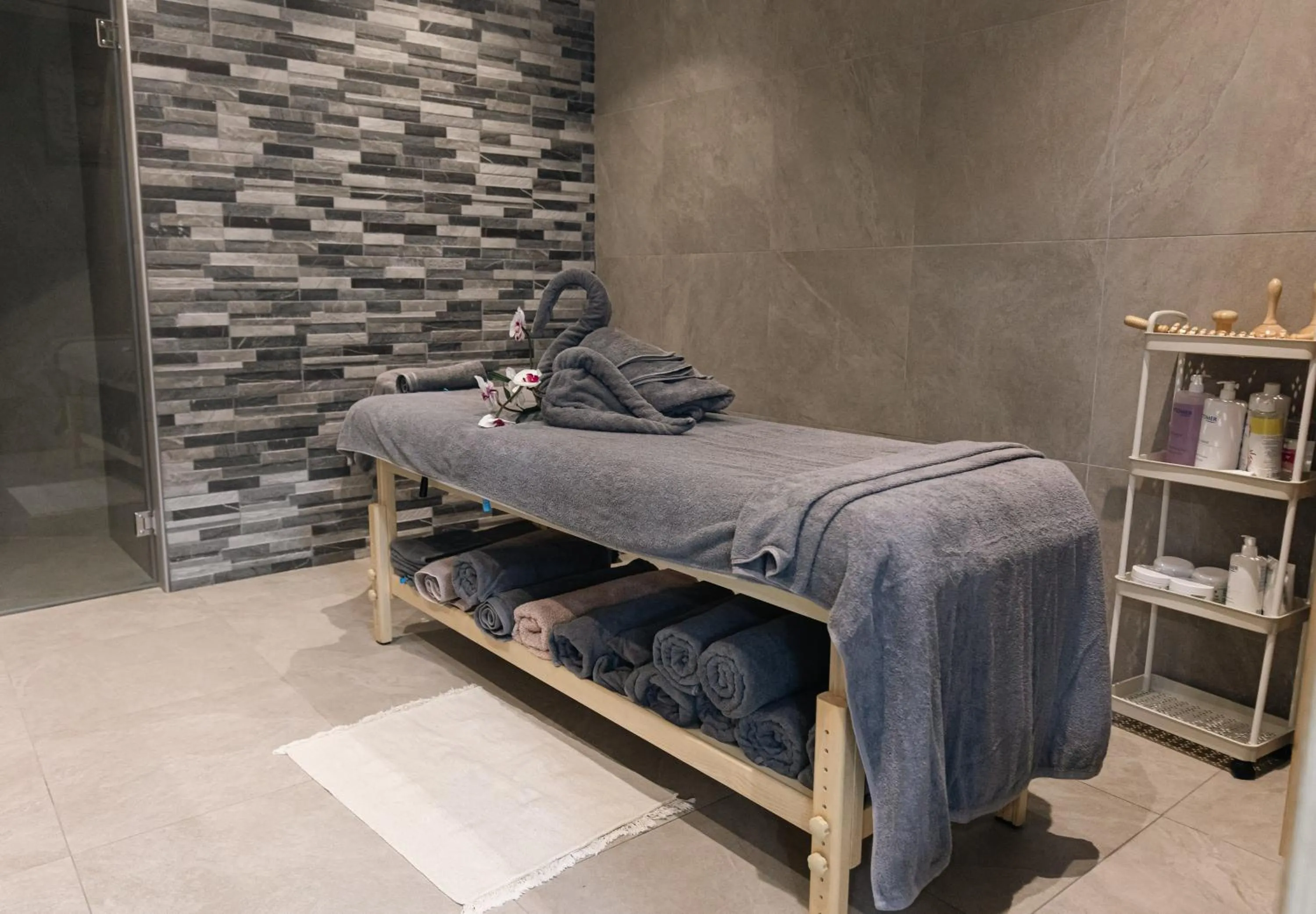 Property building, Bed in Caramela Luxury Apts