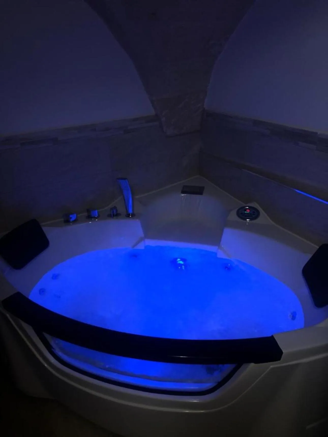 Hot Tub in Mastropaolo42 Luxury B&B