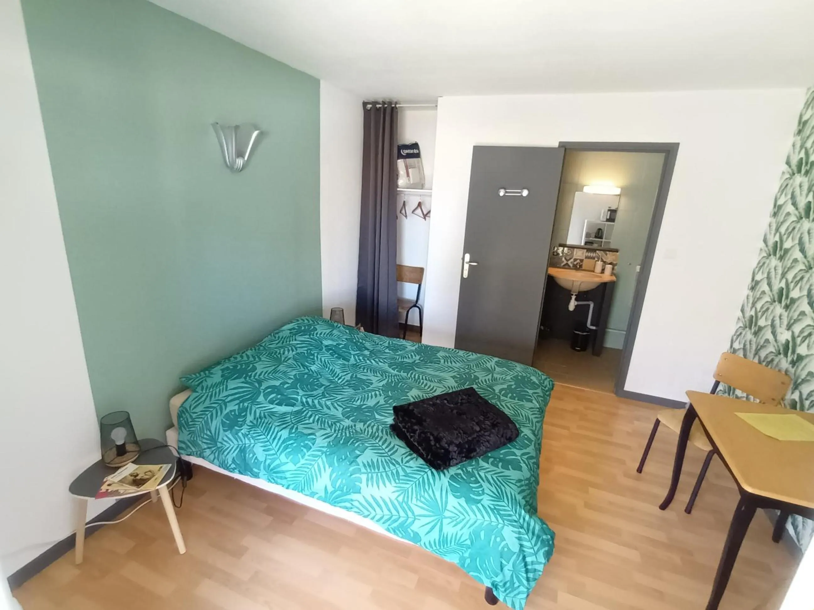 Bed in Le Miraillet, chambre hôte