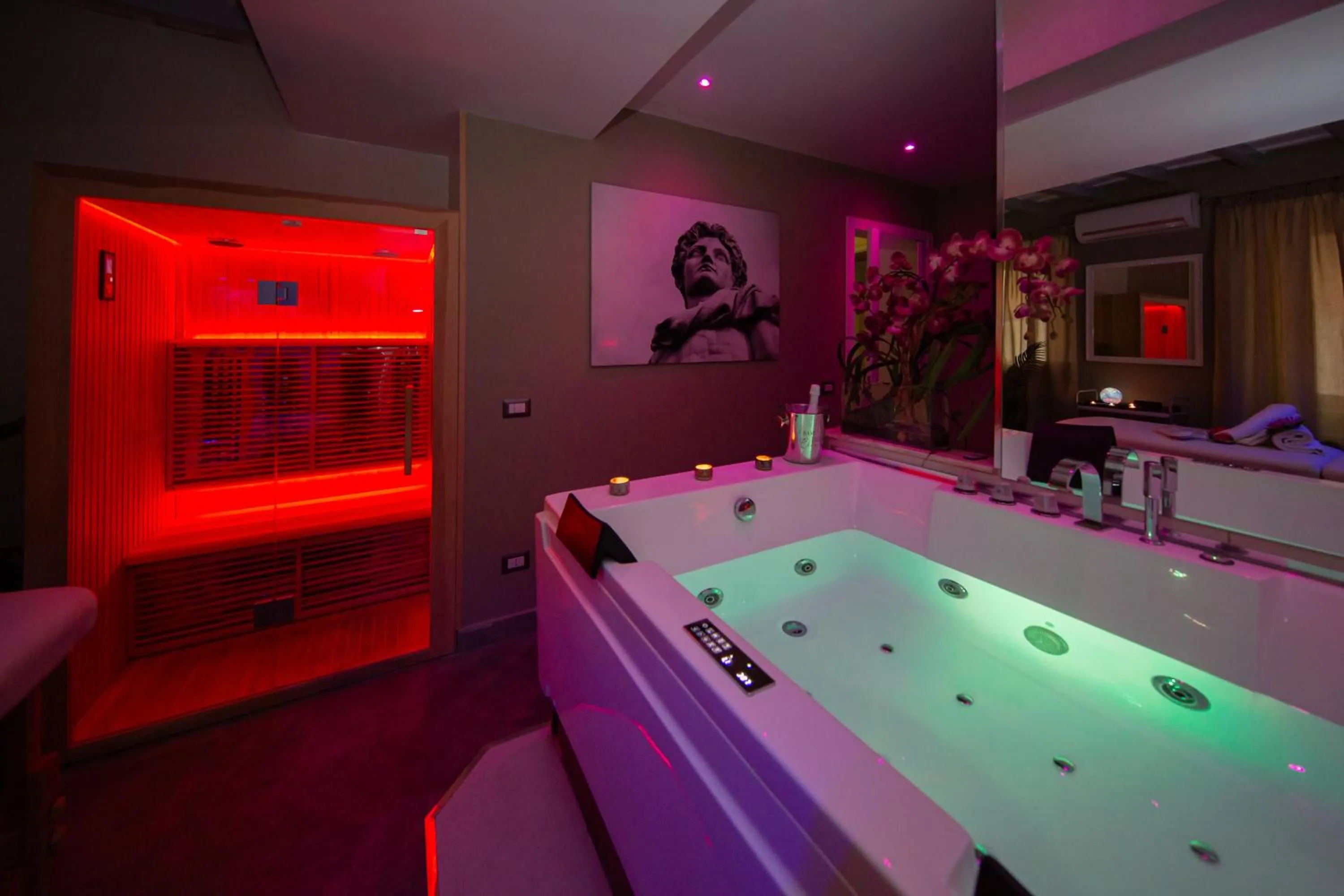 Hot Tub in Corso Suite 107 Rooms Wellness & Spa