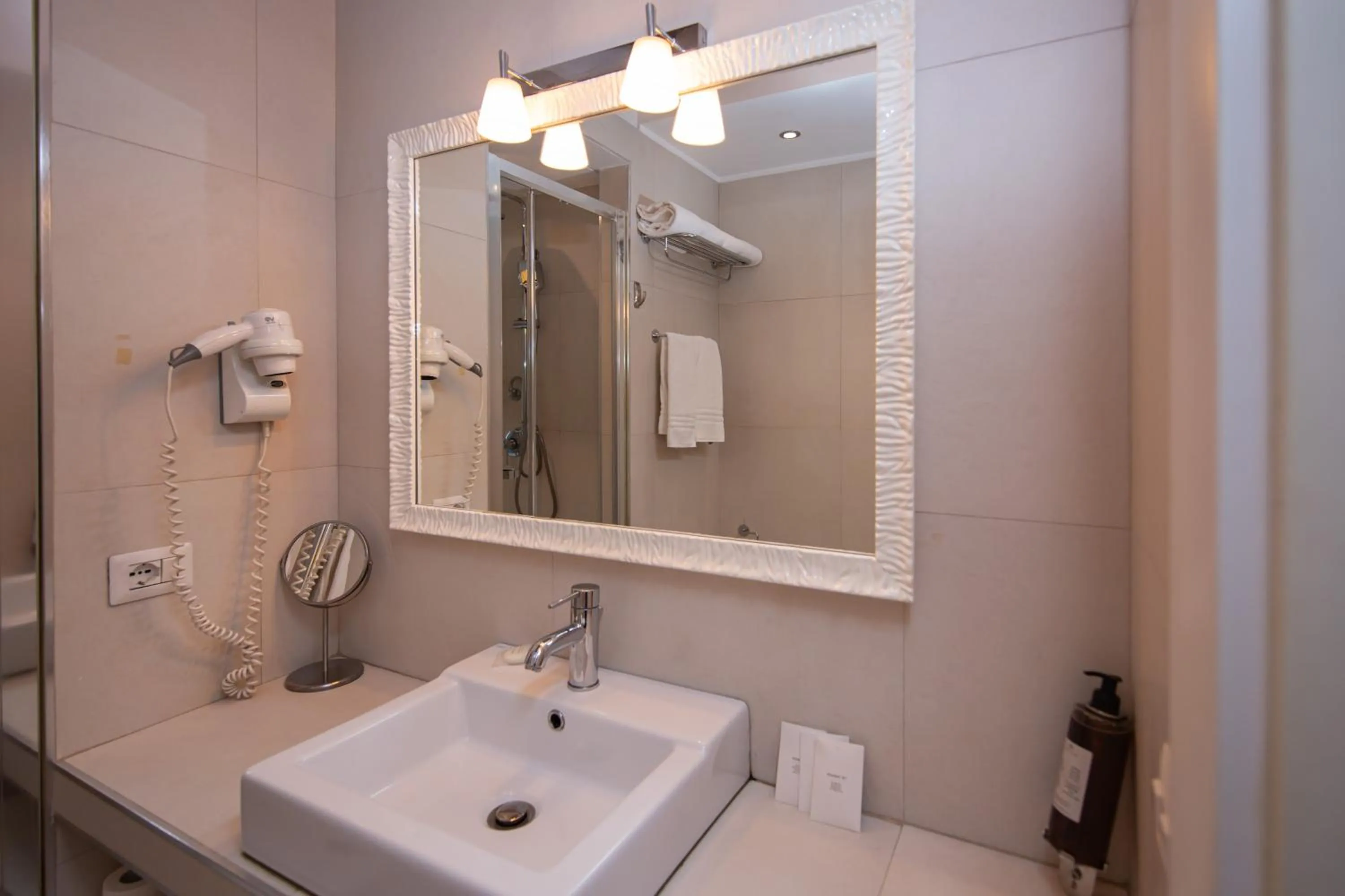 Shower in Corso Suite 107 Rooms Wellness & Spa