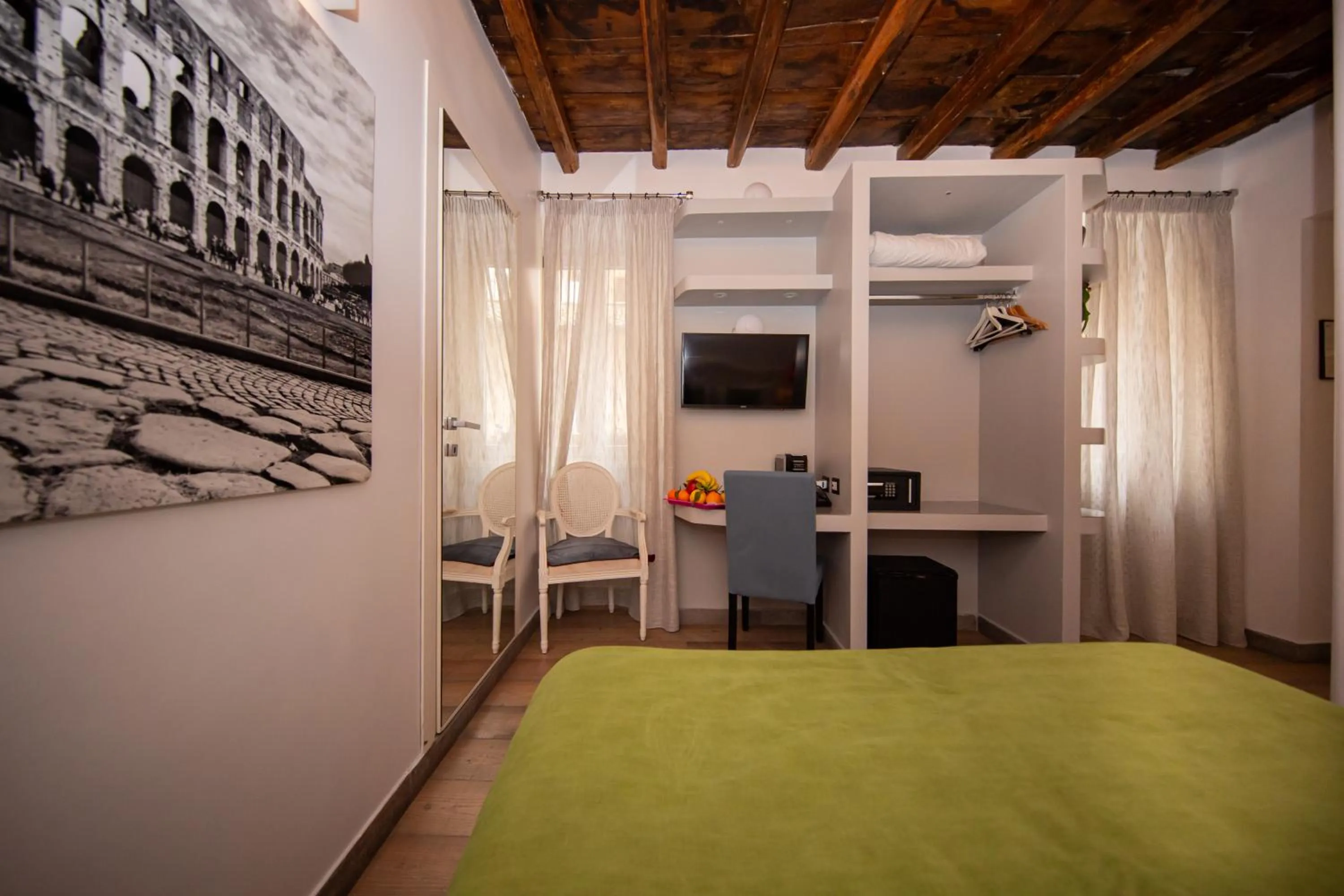 Bed in Corso Suite 107 Rooms Wellness & Spa