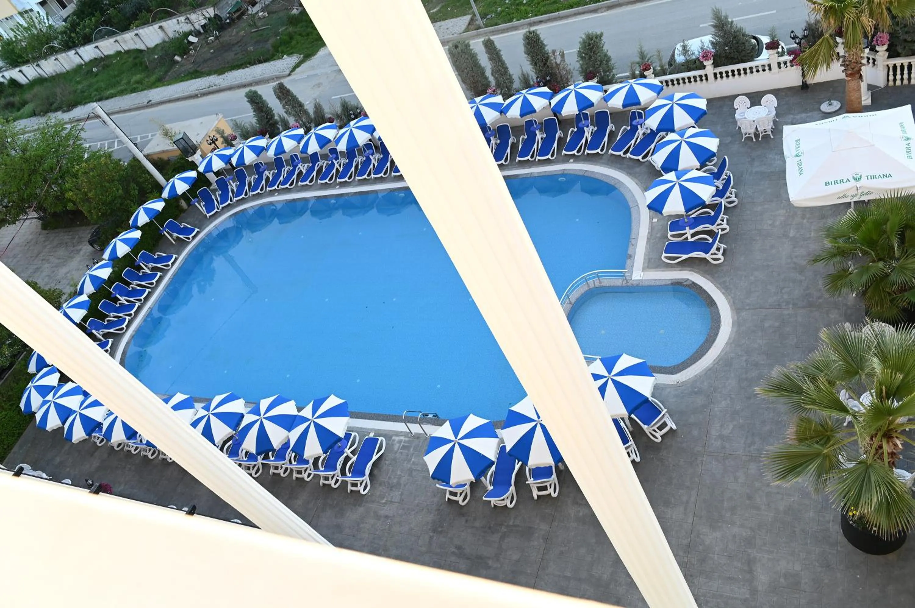 Swimming pool in Hotel Onufri