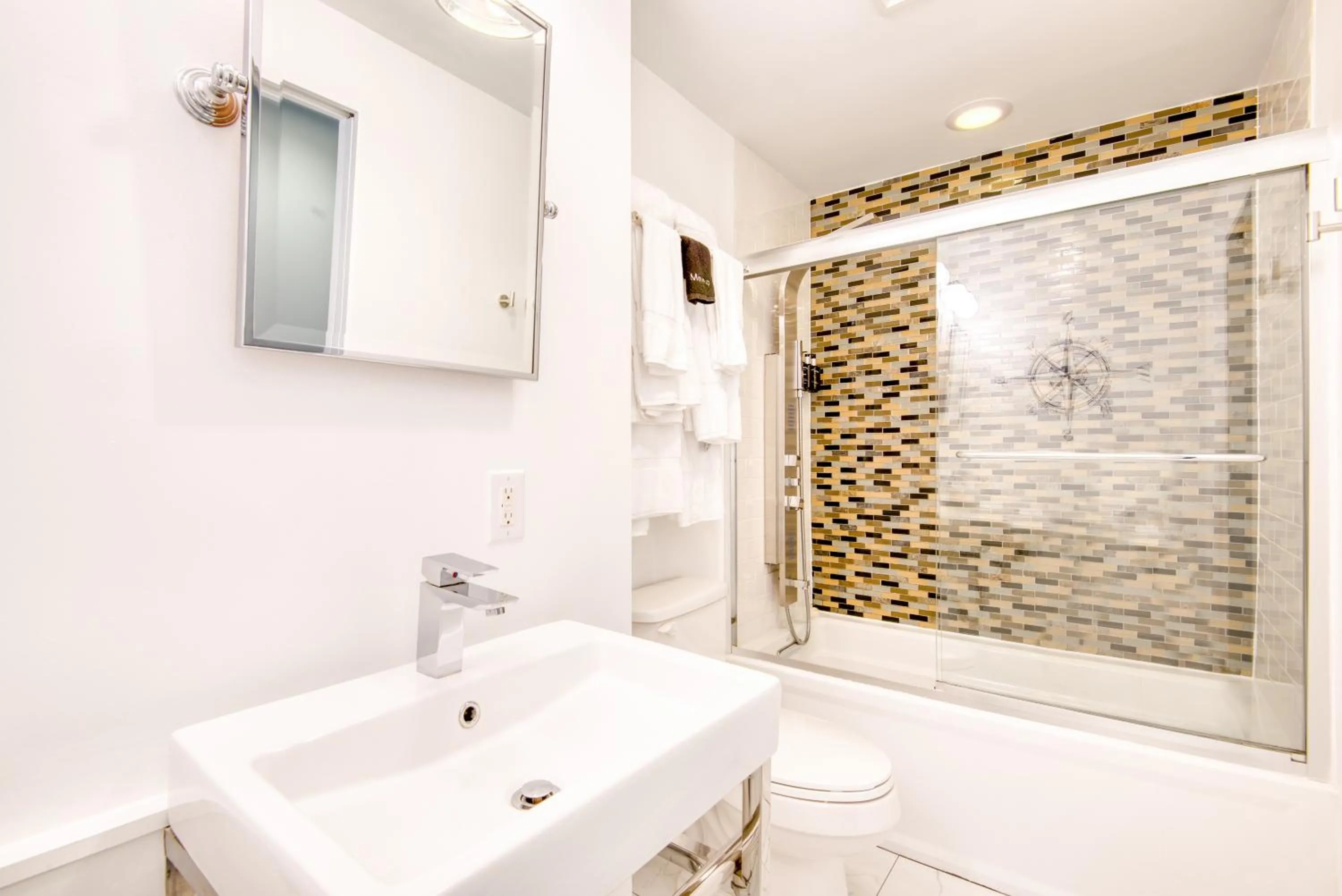 Bathroom in The Hudson Whaler