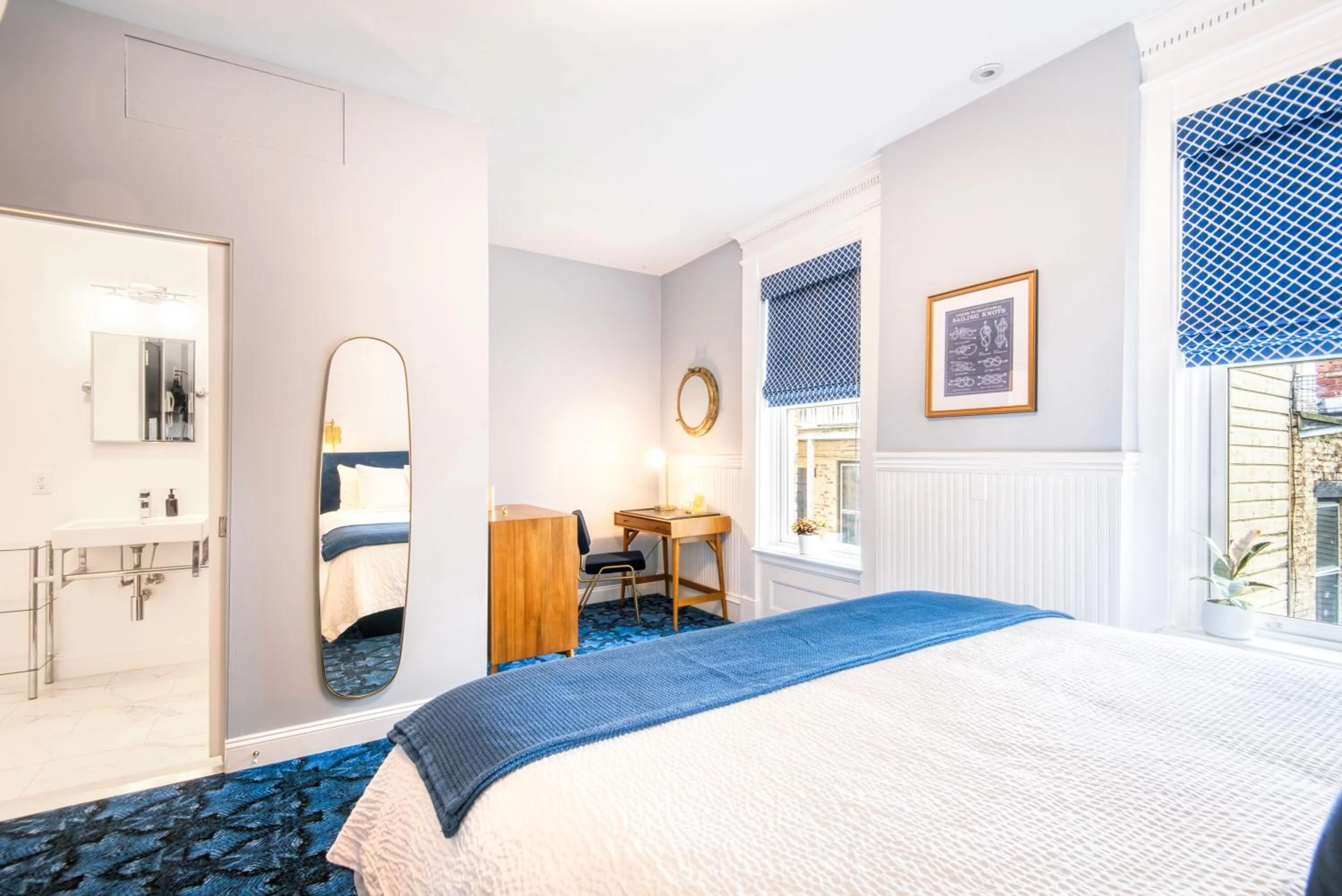 Photo of the whole room, Bed in The Hudson Whaler