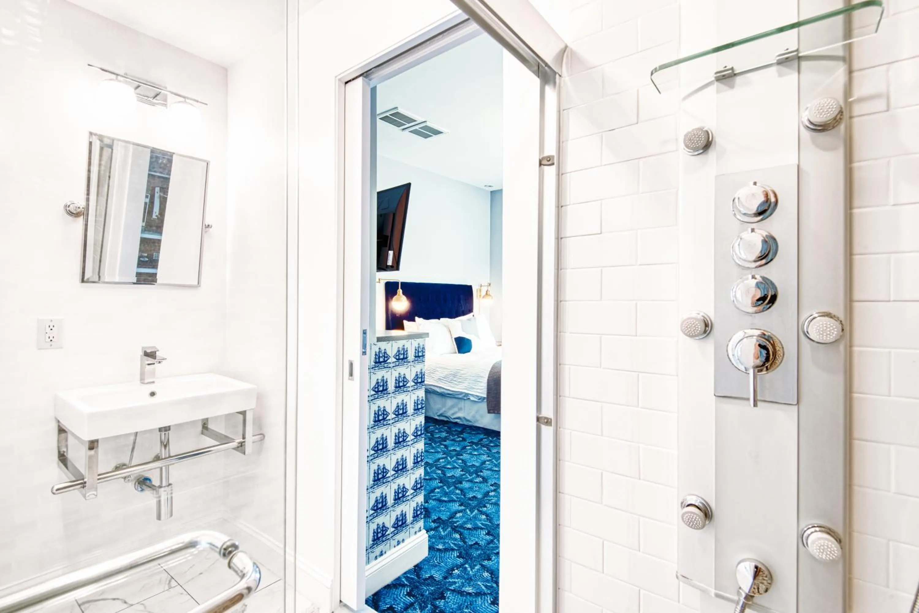 Bathroom in The Hudson Whaler