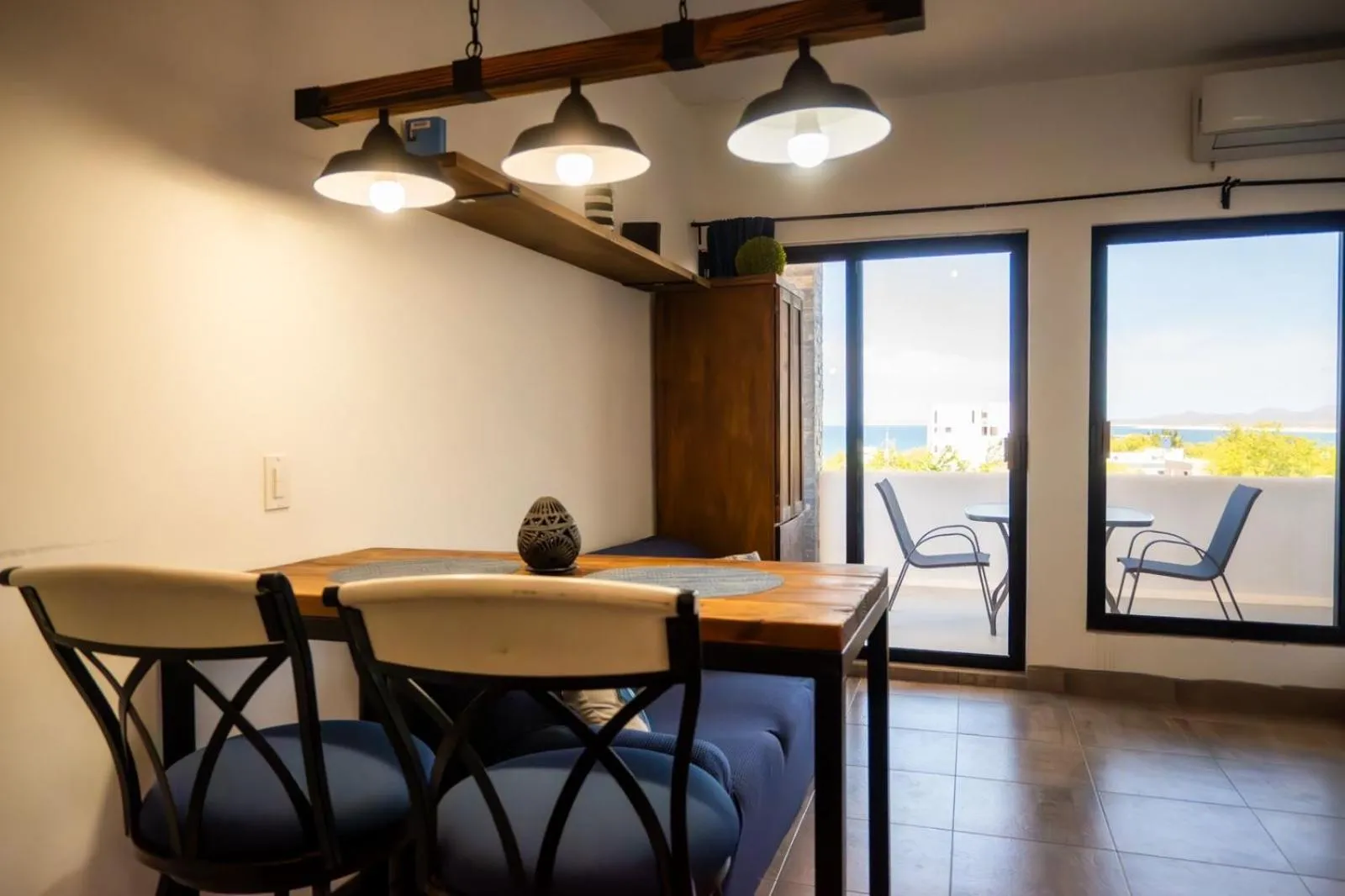 Casa Arrecife - Dorado Suite, Fast Wifi & Balcony! Beach is steps away!