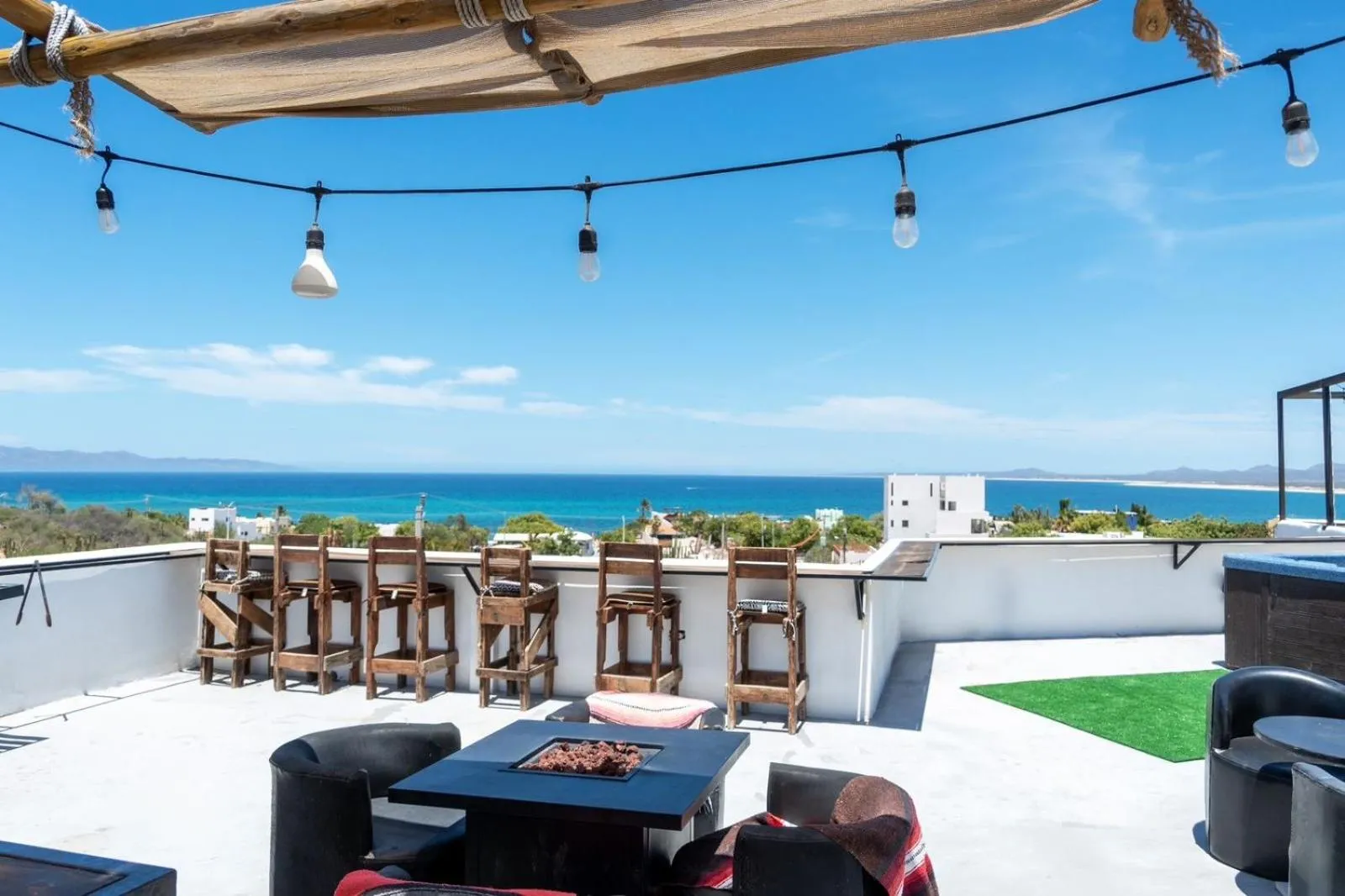 Casa Arrecife - Dorado Suite, Fast Wifi & Balcony! Beach is steps away!