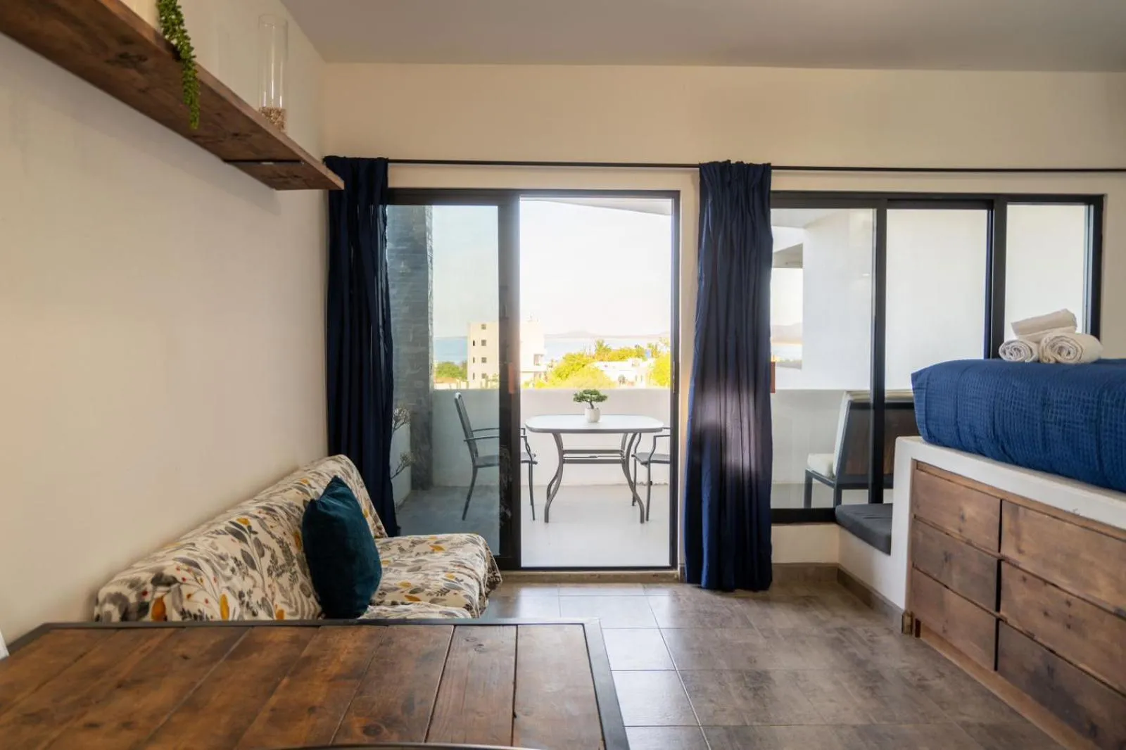 Casa Arrecife - Dorado Suite, Fast Wifi & Balcony! Beach is steps away!