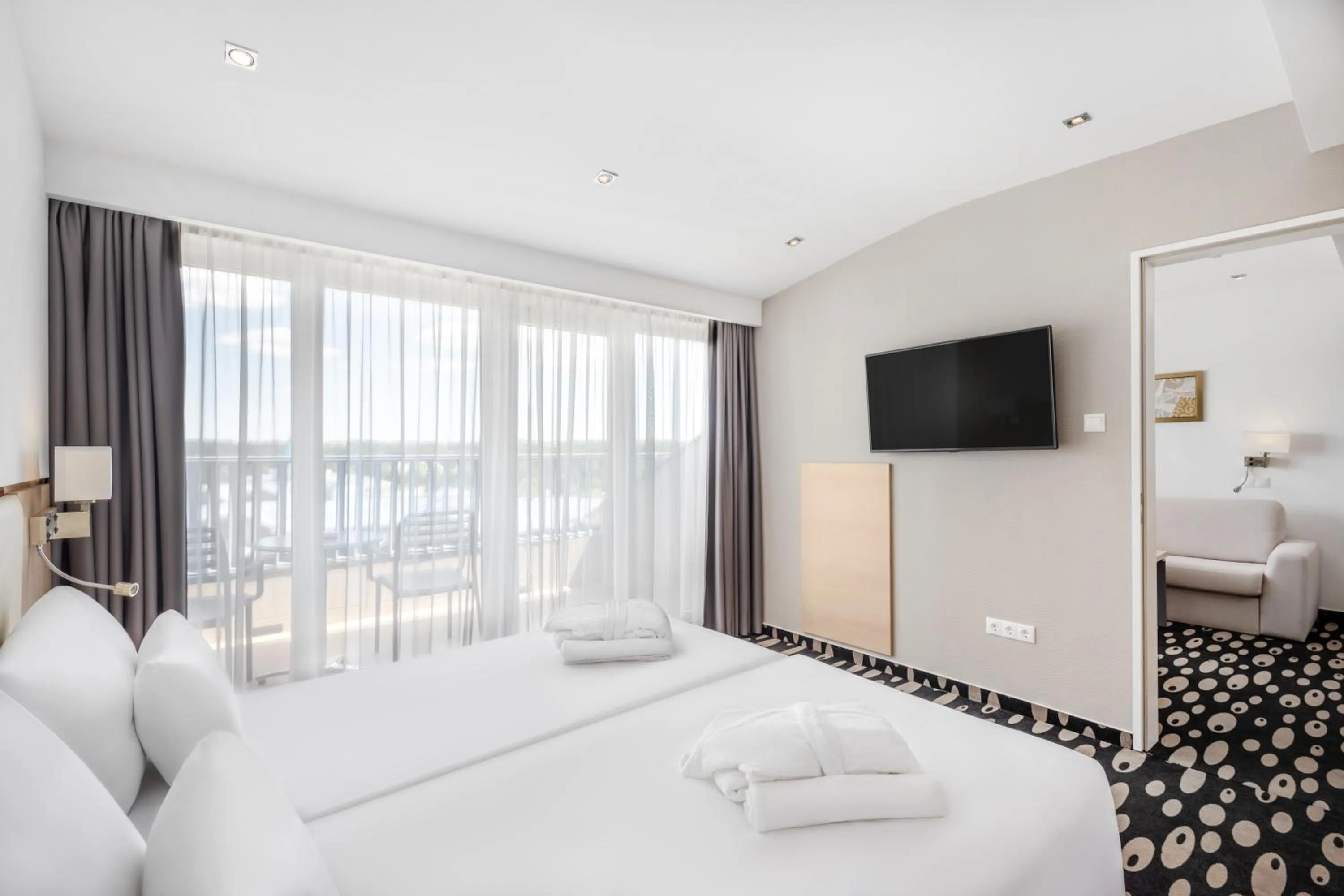 TV and multimedia, Bed in Park Inn by Radisson Sarvar Resort & Spa - All Inclusive