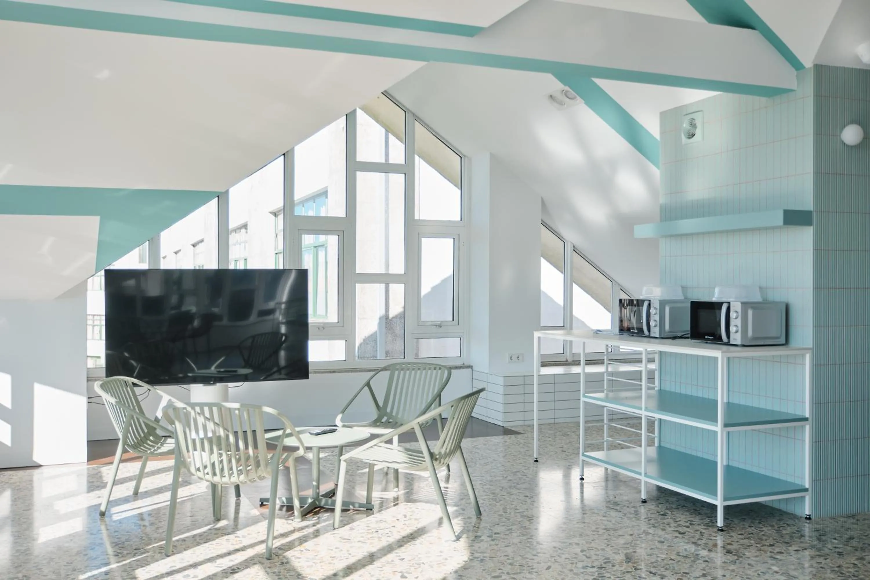 Communal lounge/ TV room in Loop INN Hostel Santiago de Compostela