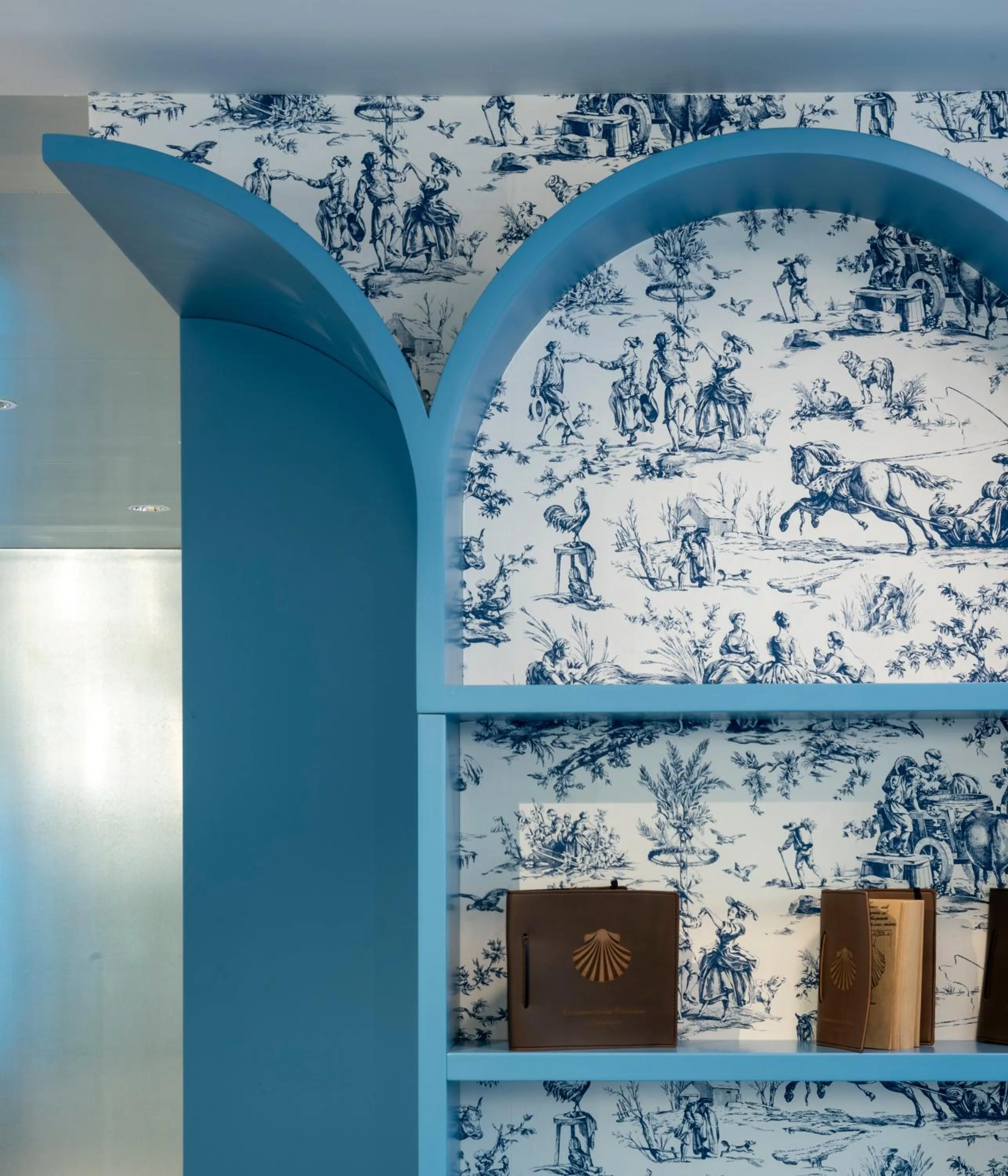 Library in Loop INN Hostel Santiago de Compostela