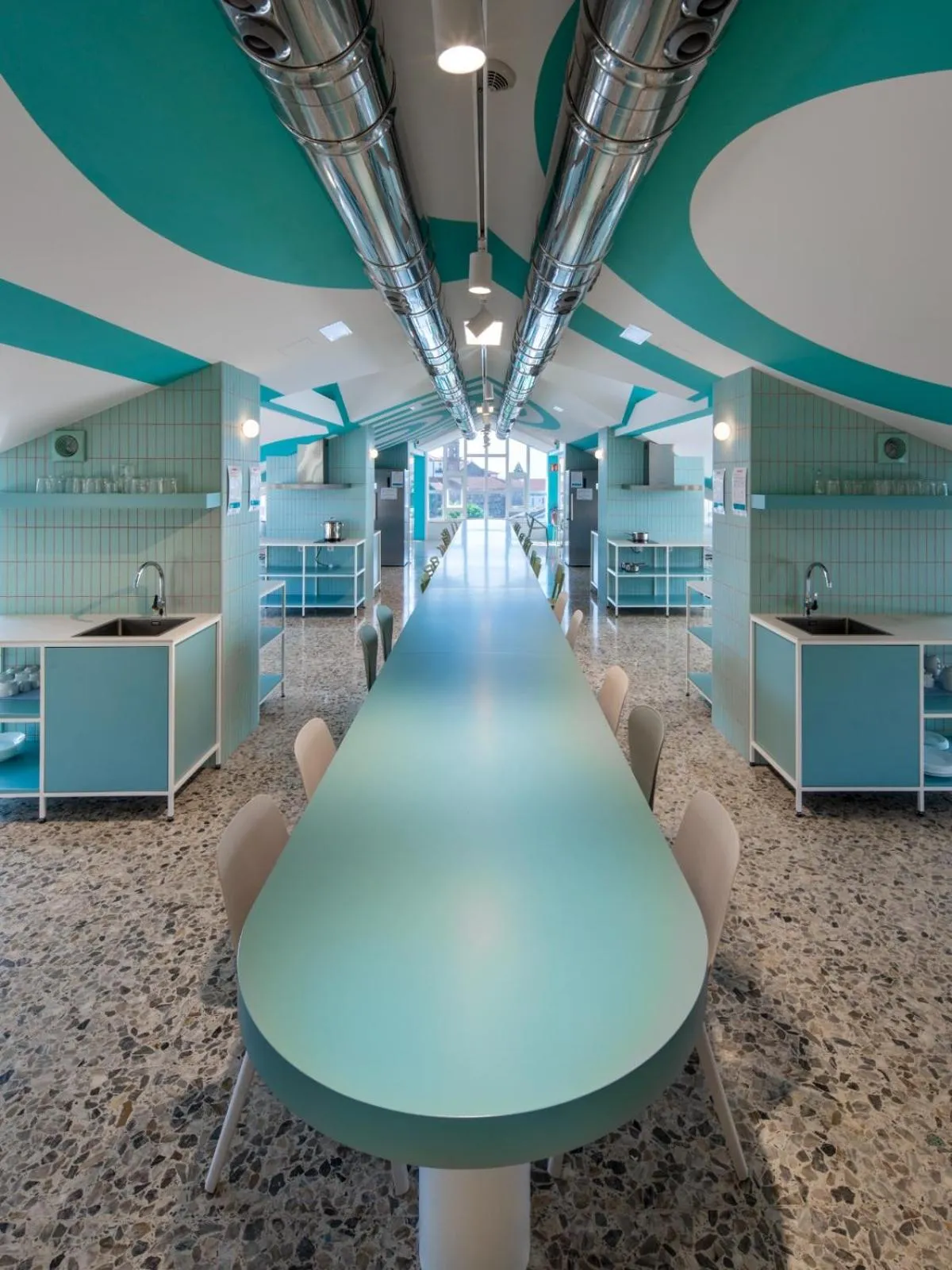 Communal kitchen in Loop INN Hostel Santiago de Compostela