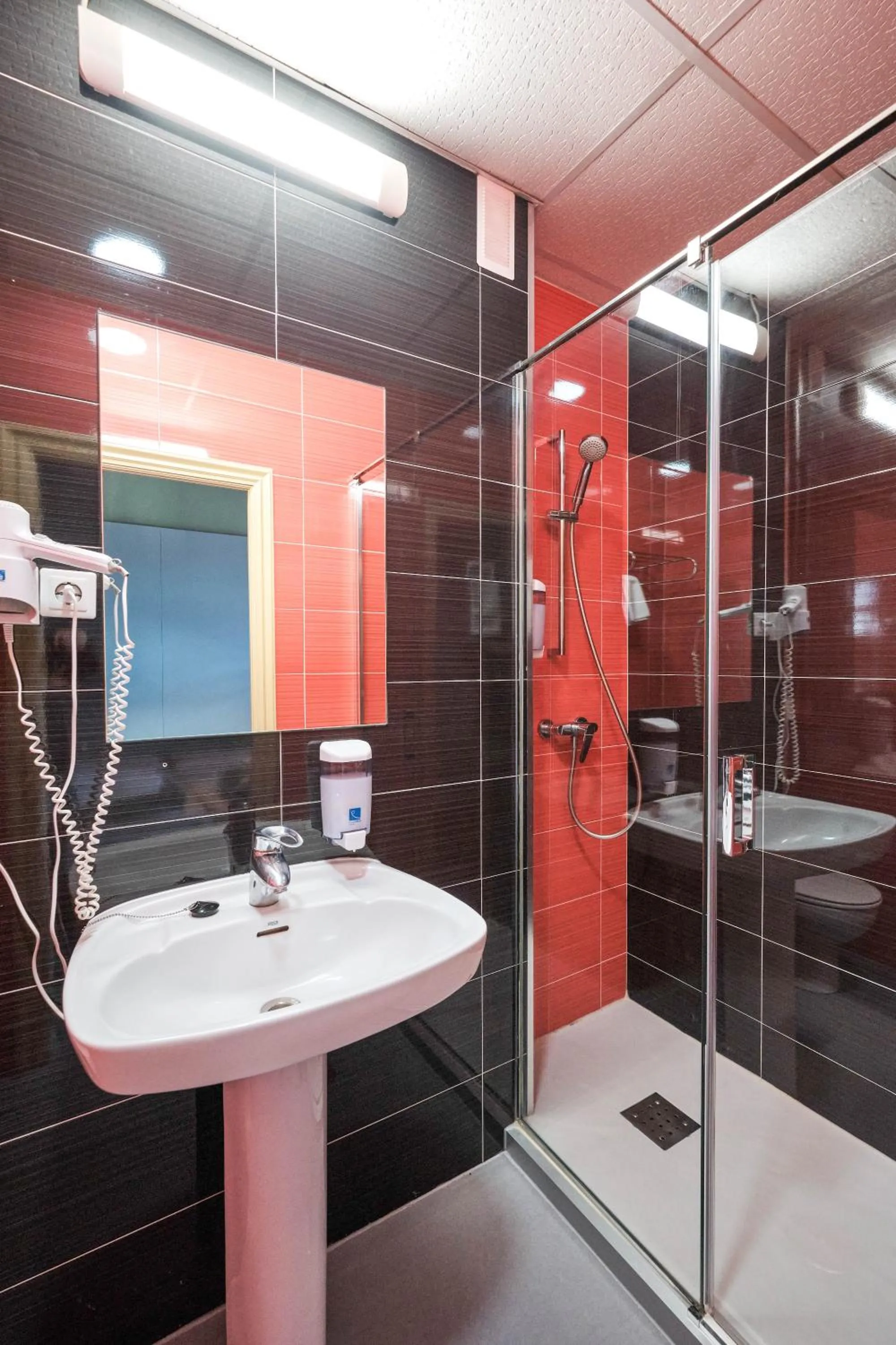 Shower in Loop INN Hostel Santiago de Compostela