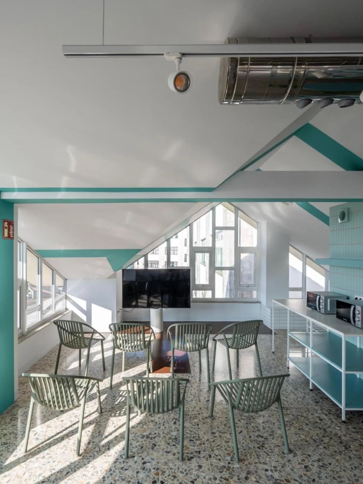 Communal lounge/ TV room in Loop INN Hostel Santiago de Compostela