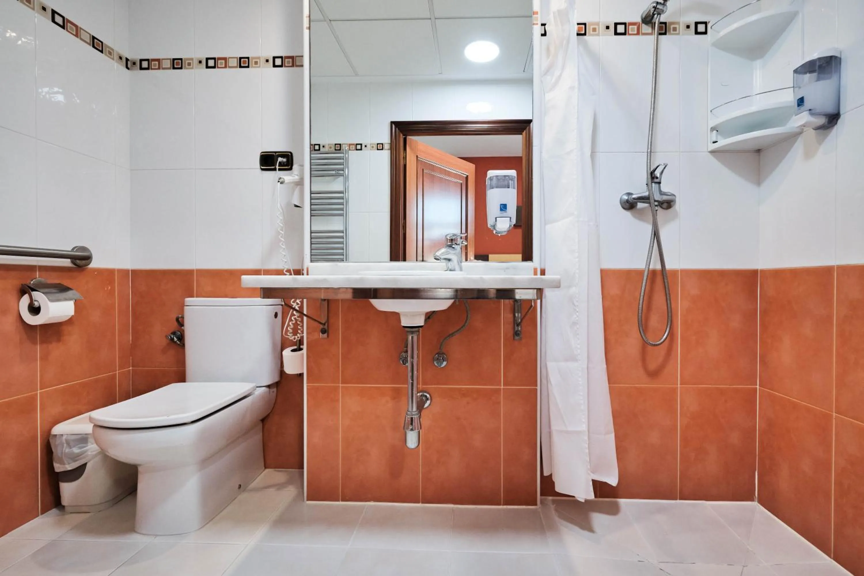 Shower in Loop INN Hostel Santiago de Compostela