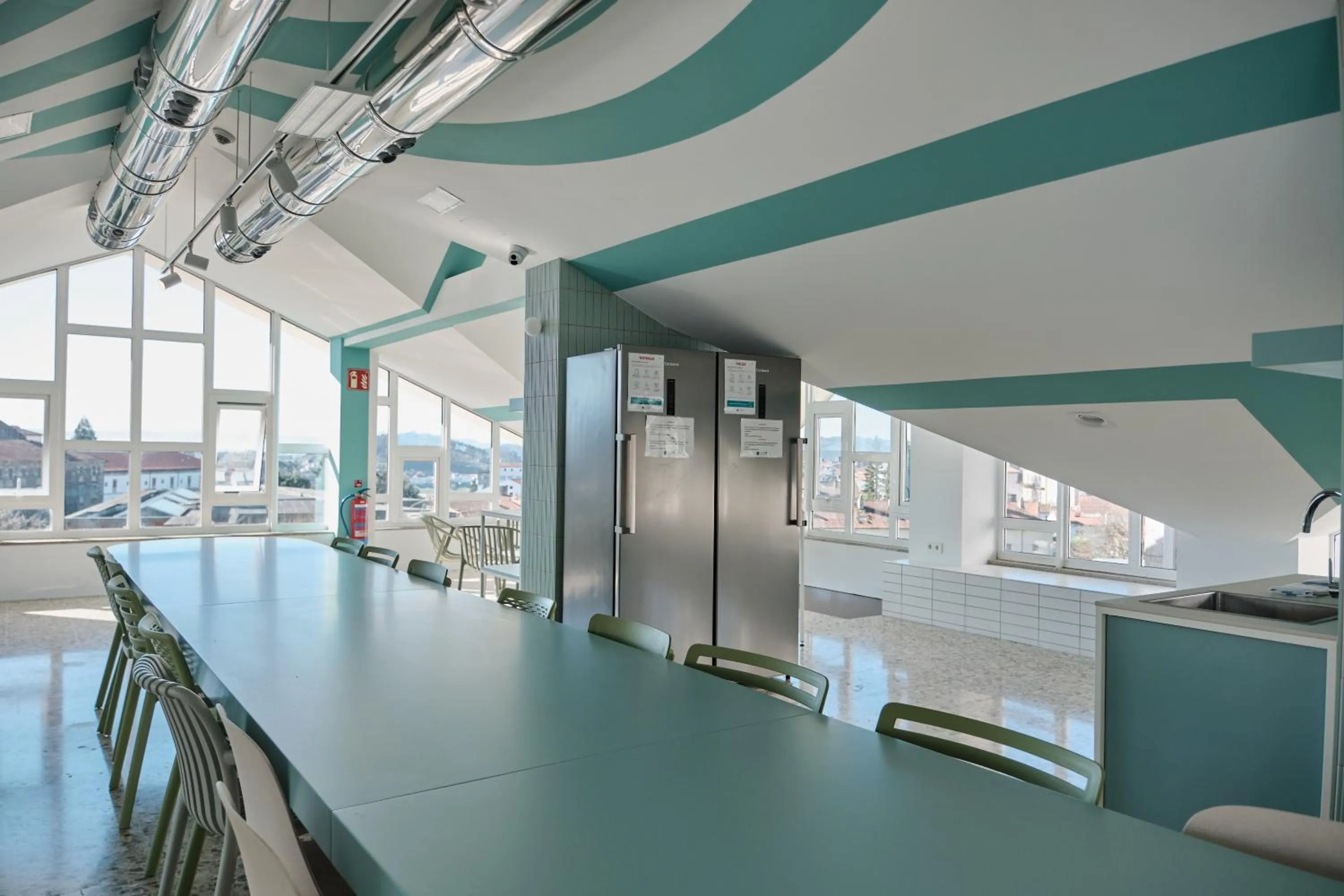 Communal kitchen in Loop INN Hostel Santiago de Compostela