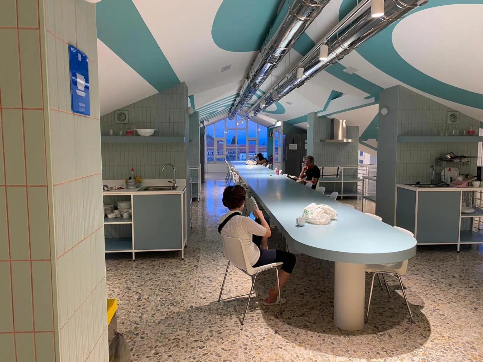 Dining area in Loop INN Hostel Santiago de Compostela