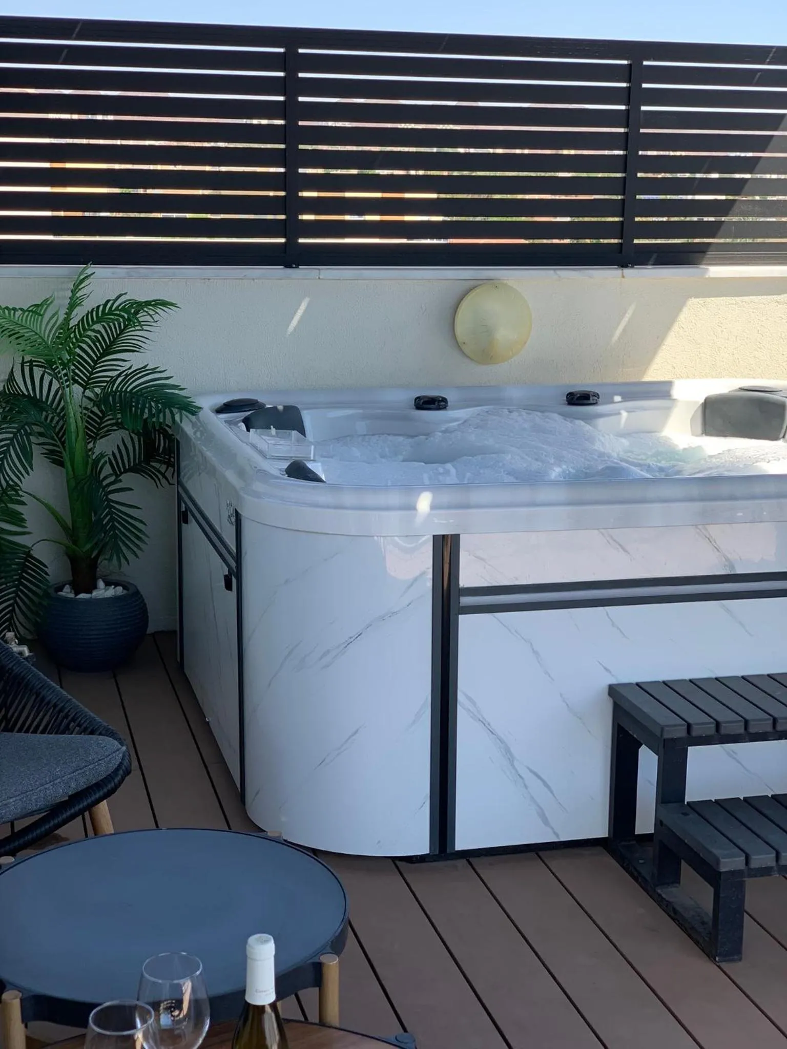 Hot Tub in Sea view penthouse Private rooftop jacuzzi