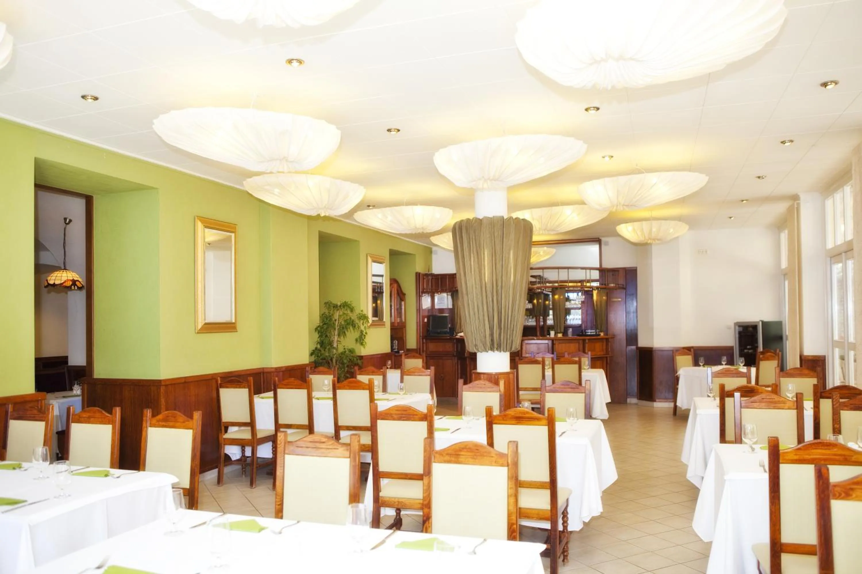 Restaurant/places to eat in Hotel Astoria