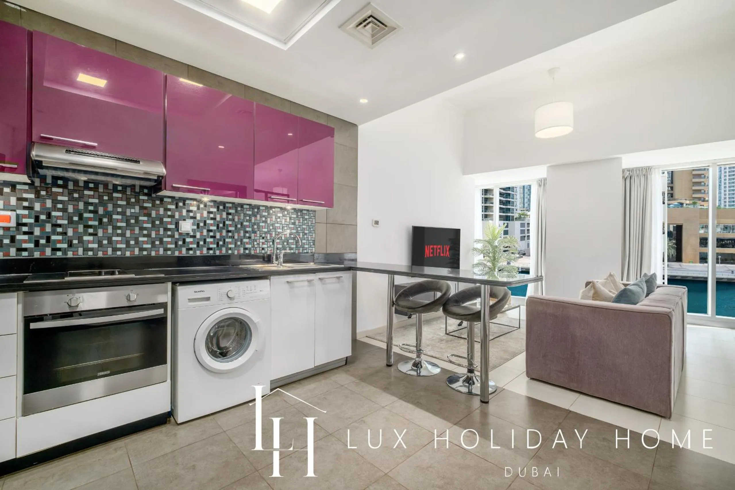Kitchen or kitchenette in LUX The Cayan Superior Suite in The Dubai Marina