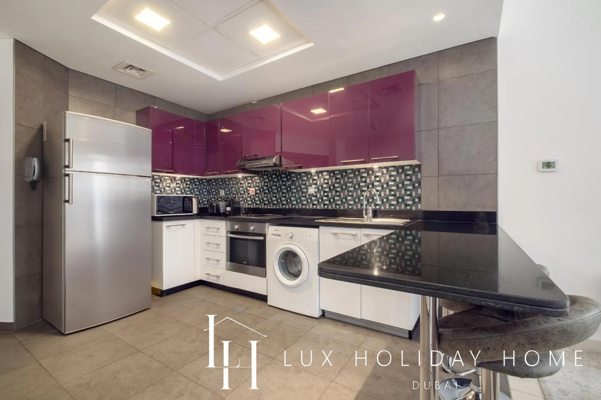 Kitchen or kitchenette in LUX The Cayan Superior Suite in The Dubai Marina