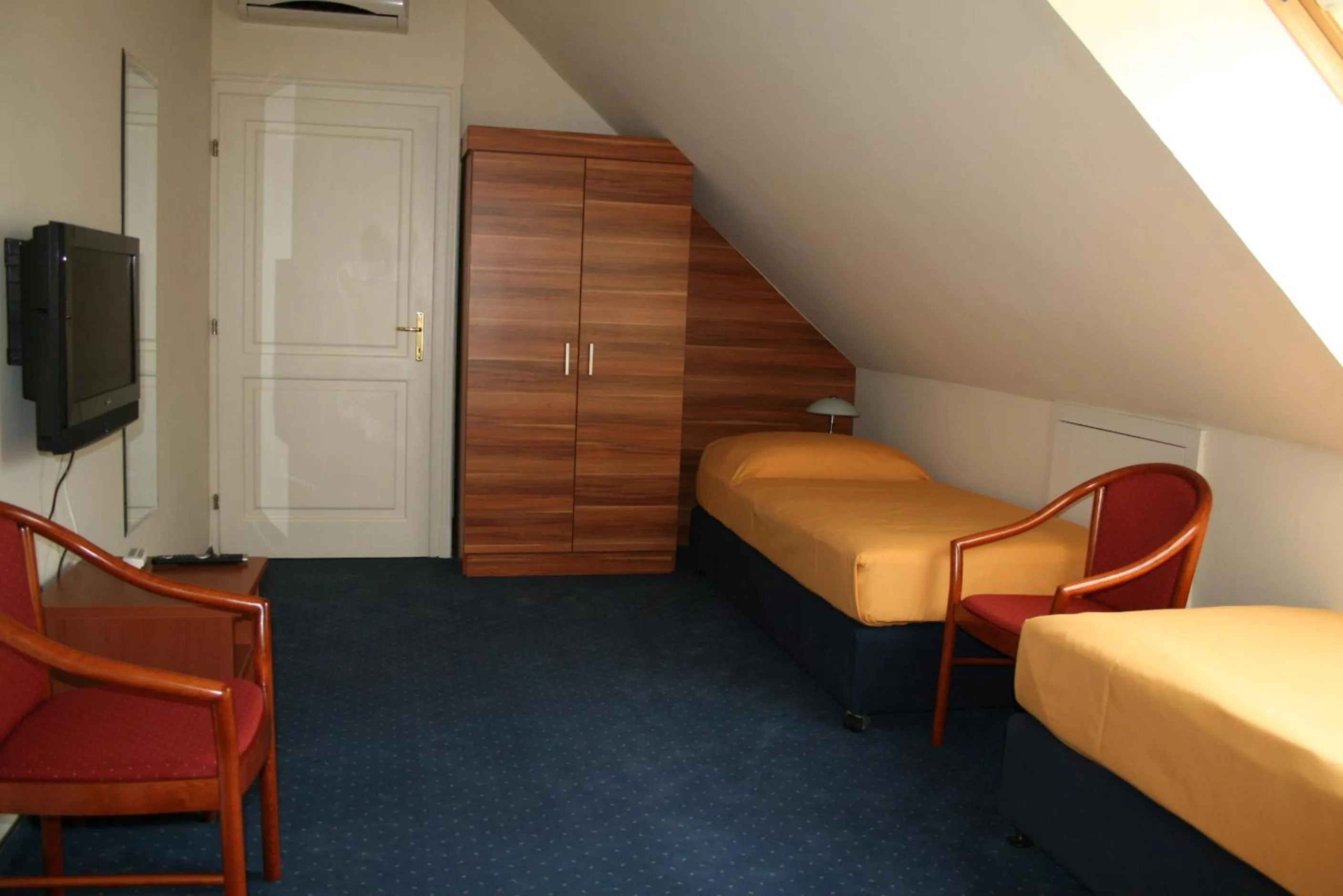 Photo of the whole room in Főnix Hotel