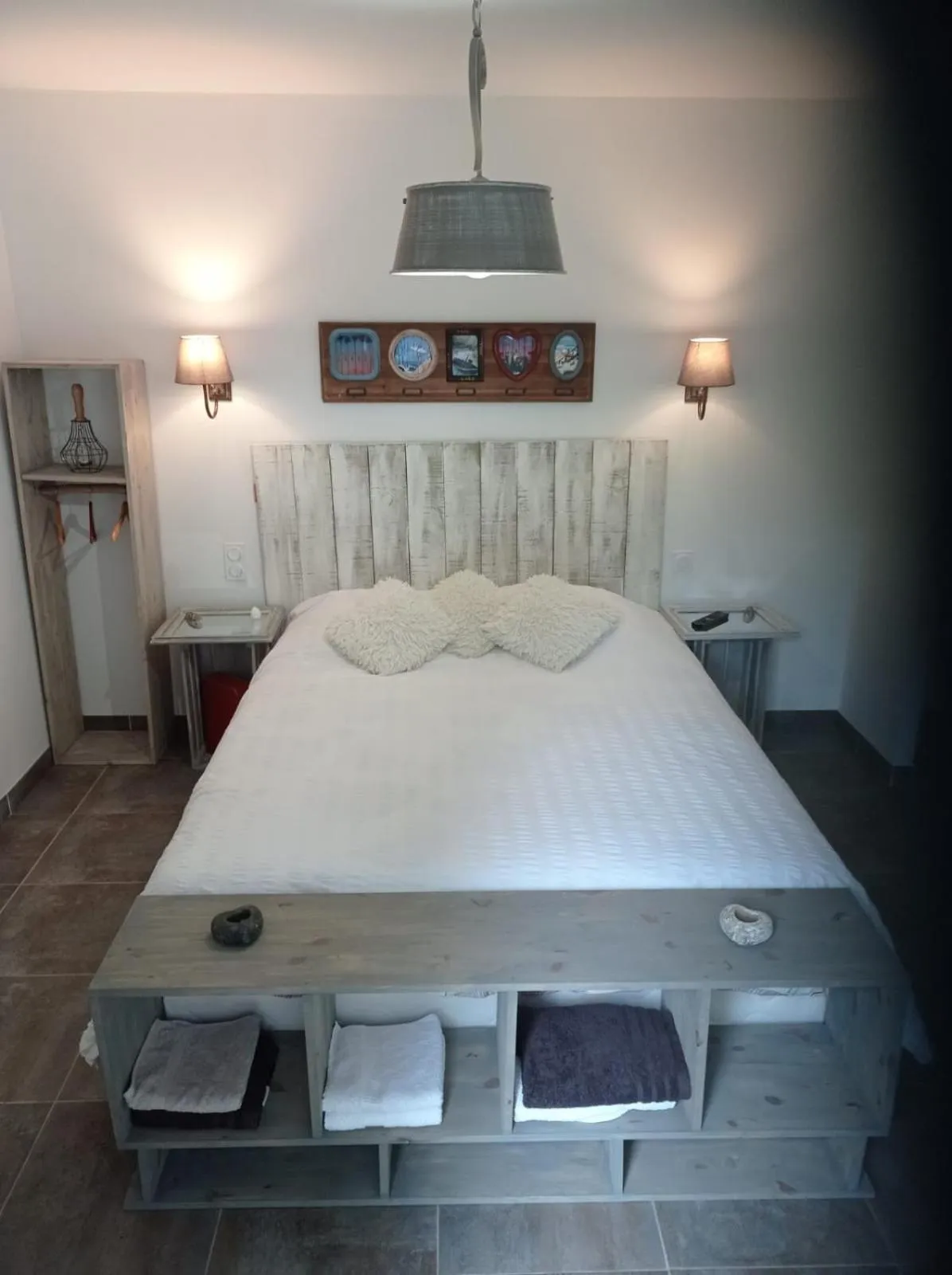 Bedroom, Bed in les chambres du pont des chèvres