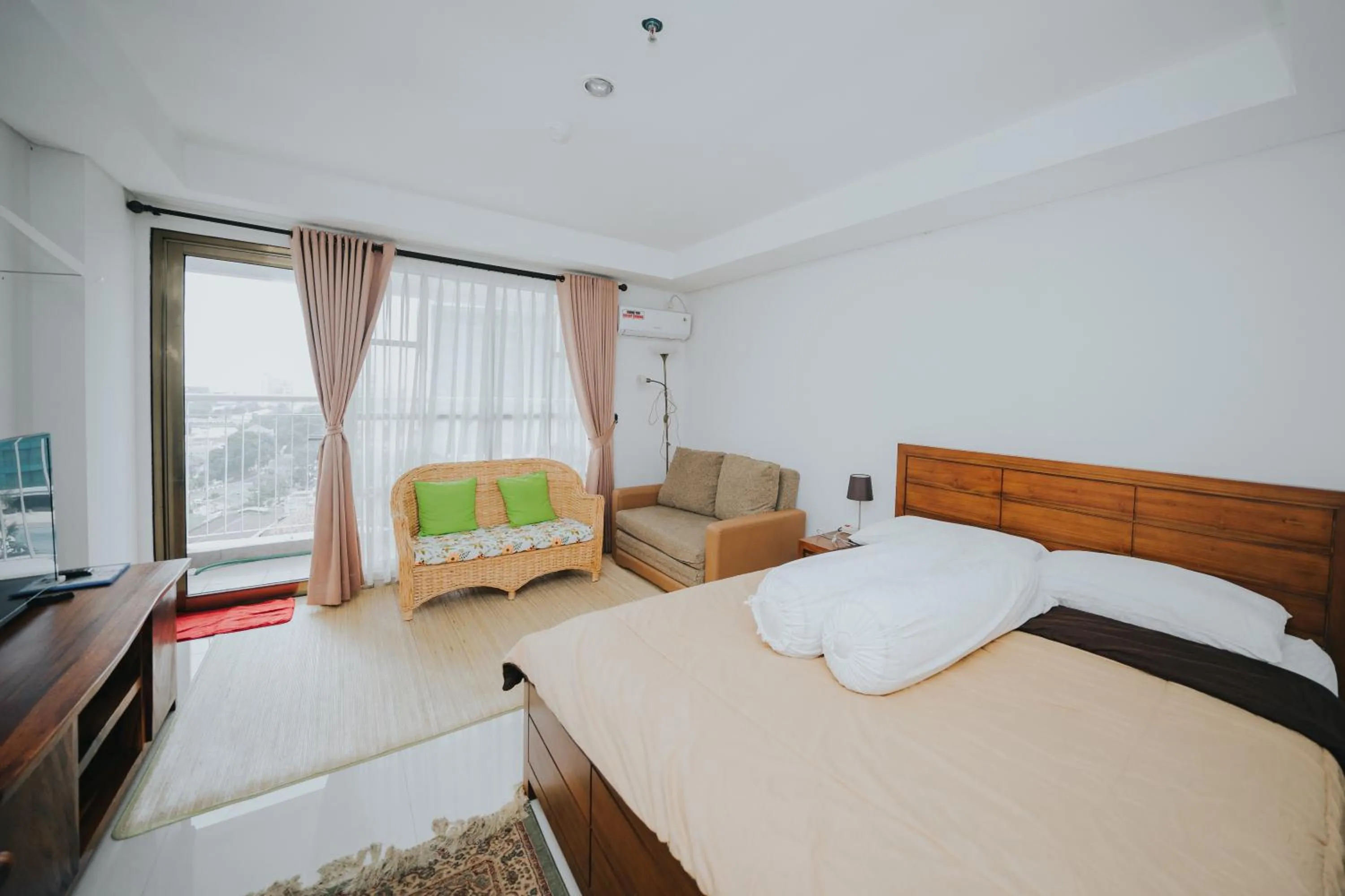 TV and multimedia, Bed in Apartemen Tera Residence