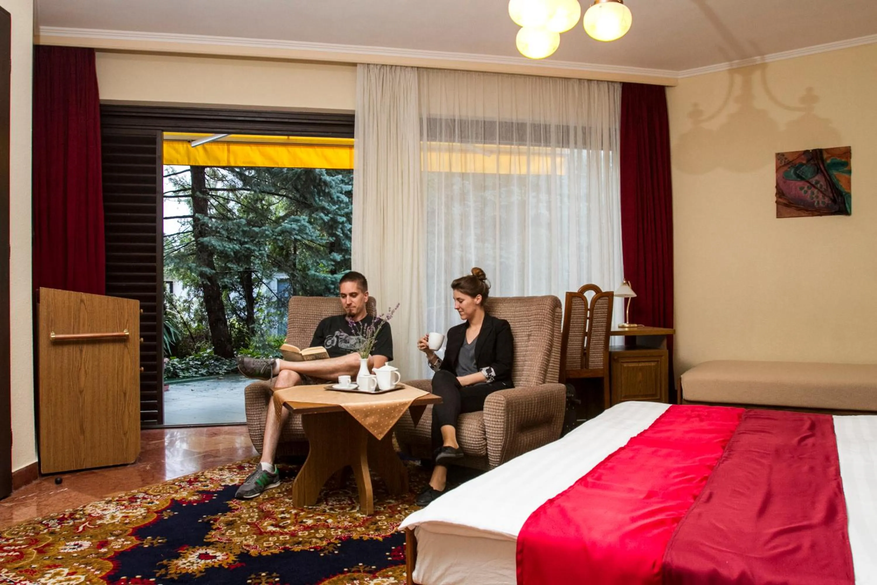 Living room, Bed in Hotel Molnár