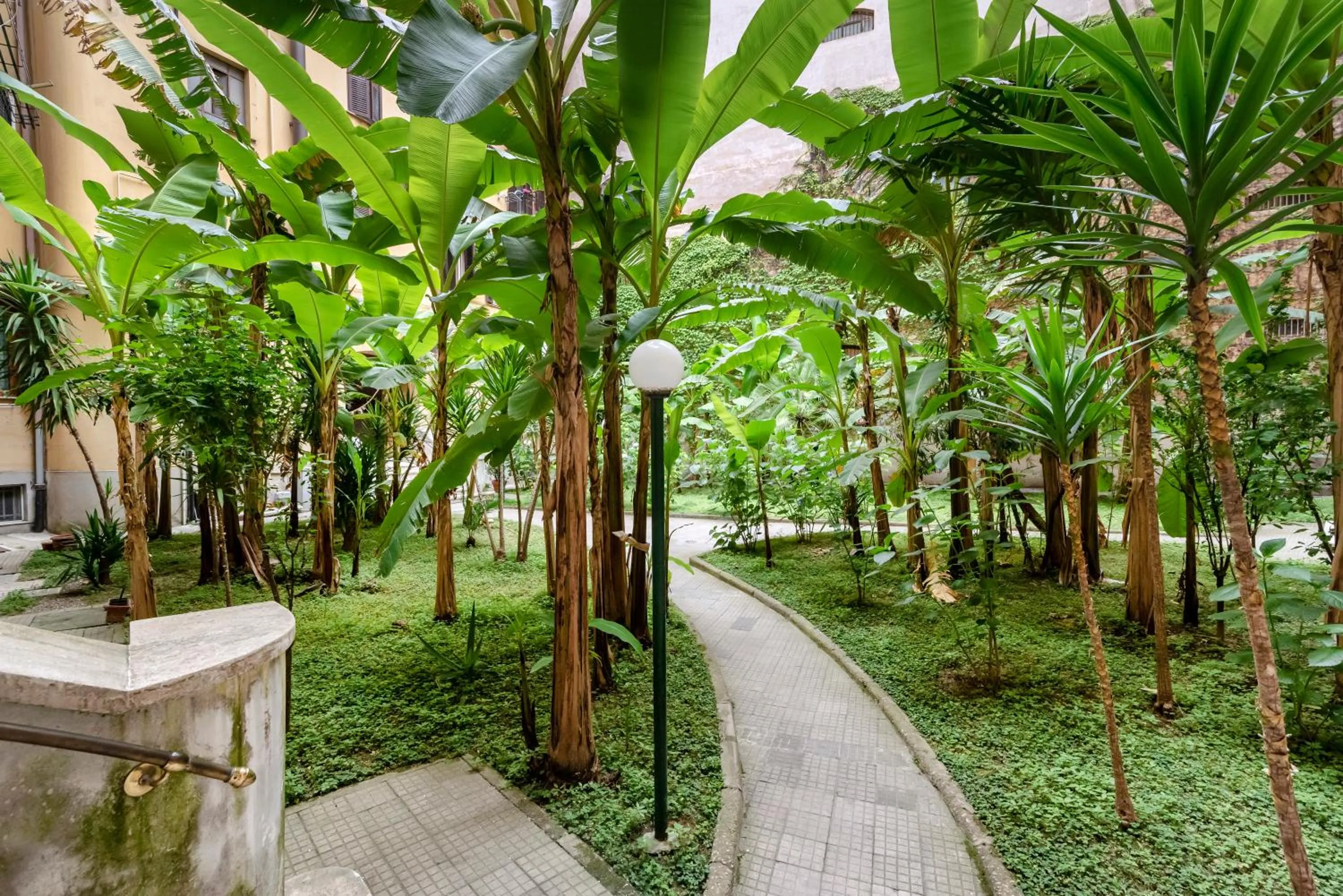 Garden in Leo's Colosseum - Private Apartments