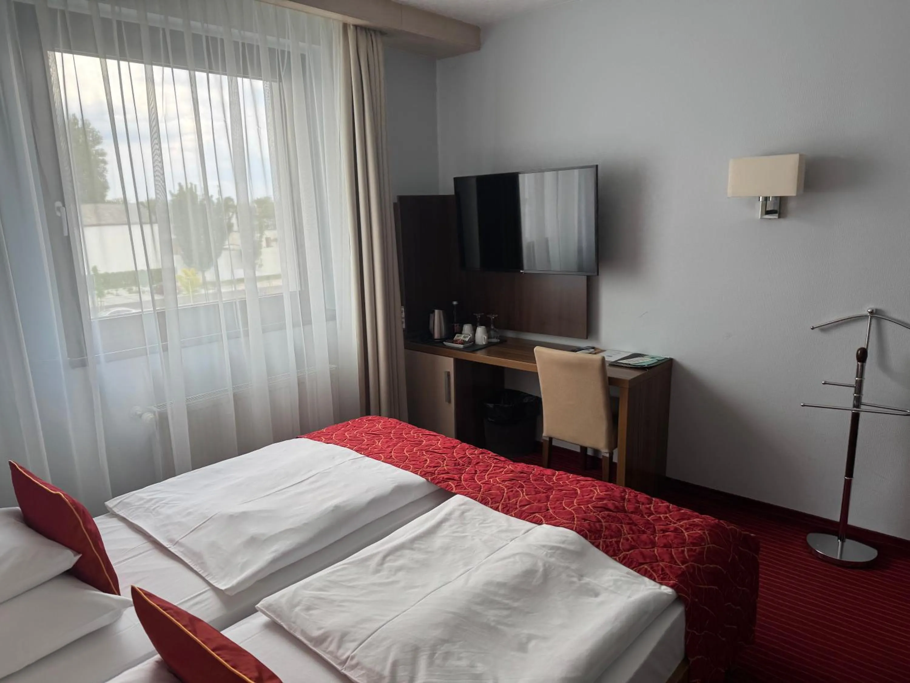 Communal lounge/ TV room, Bed in Hotel Famulus