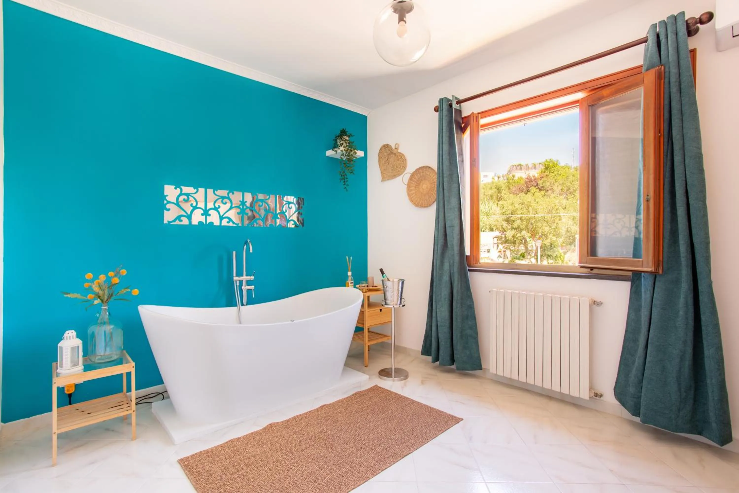 Hot Tub in Villa Mariel Suites & Apartment