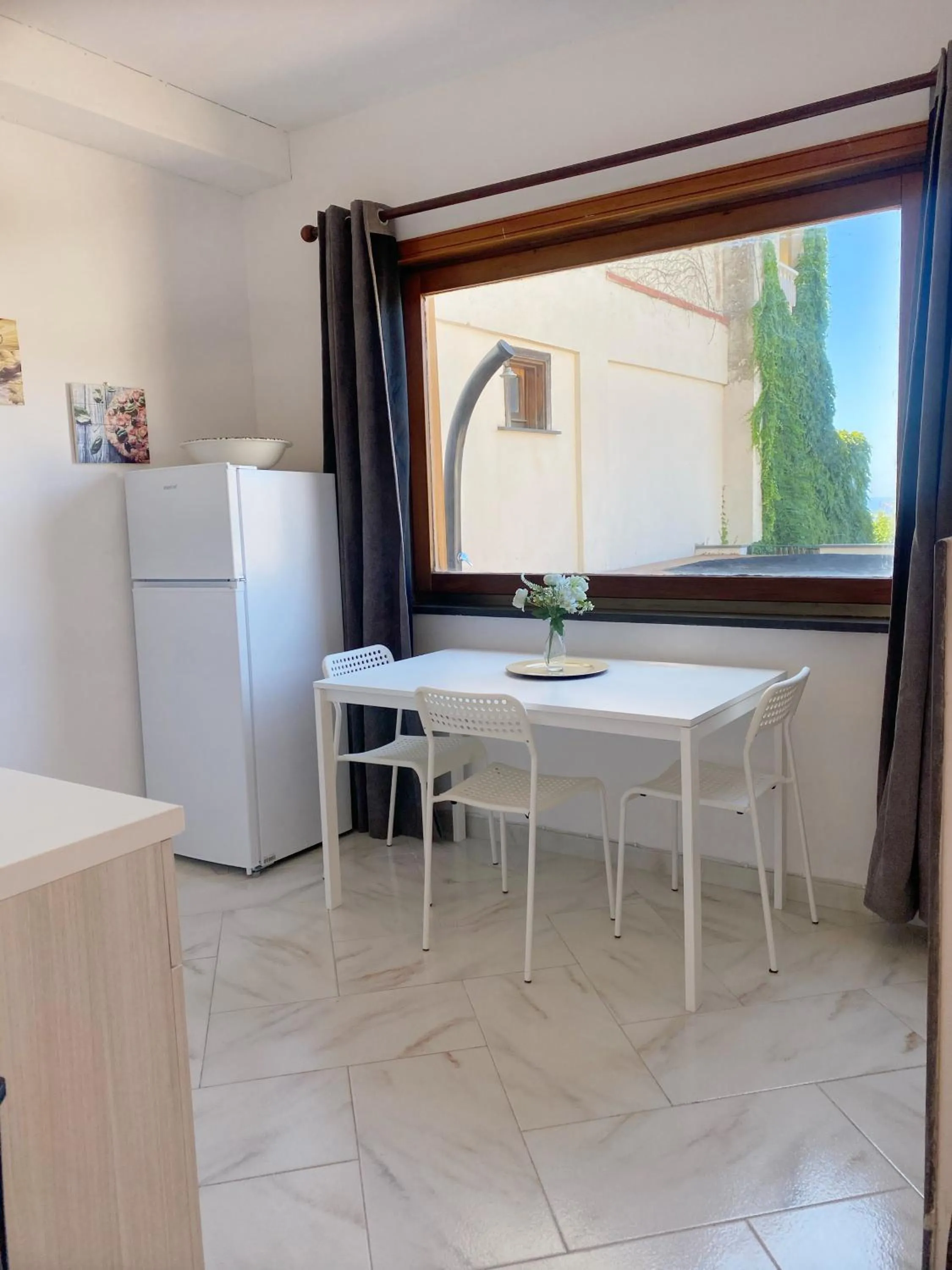 Kitchen or kitchenette in Villa Mariel Suites & Apartment