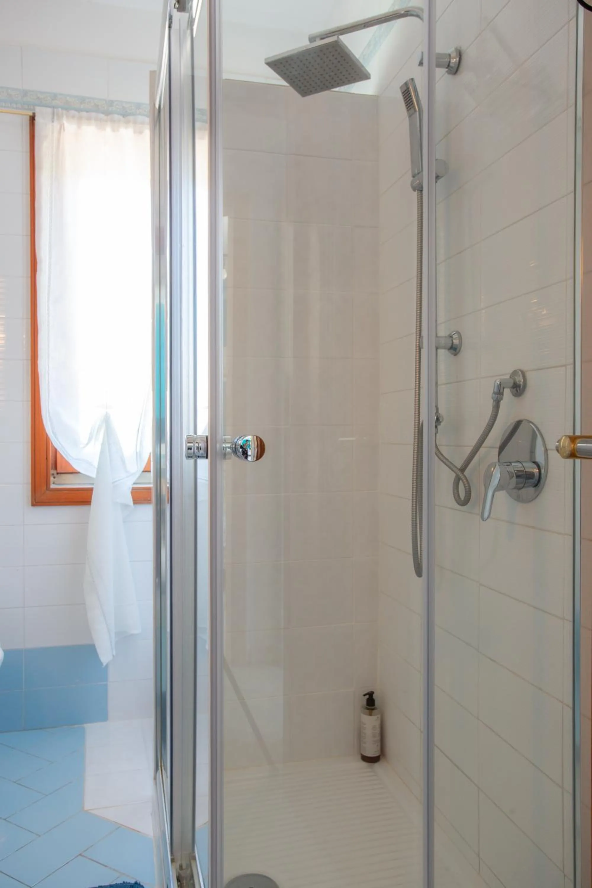 Bathroom in Villa Mariel Suites & Apartment