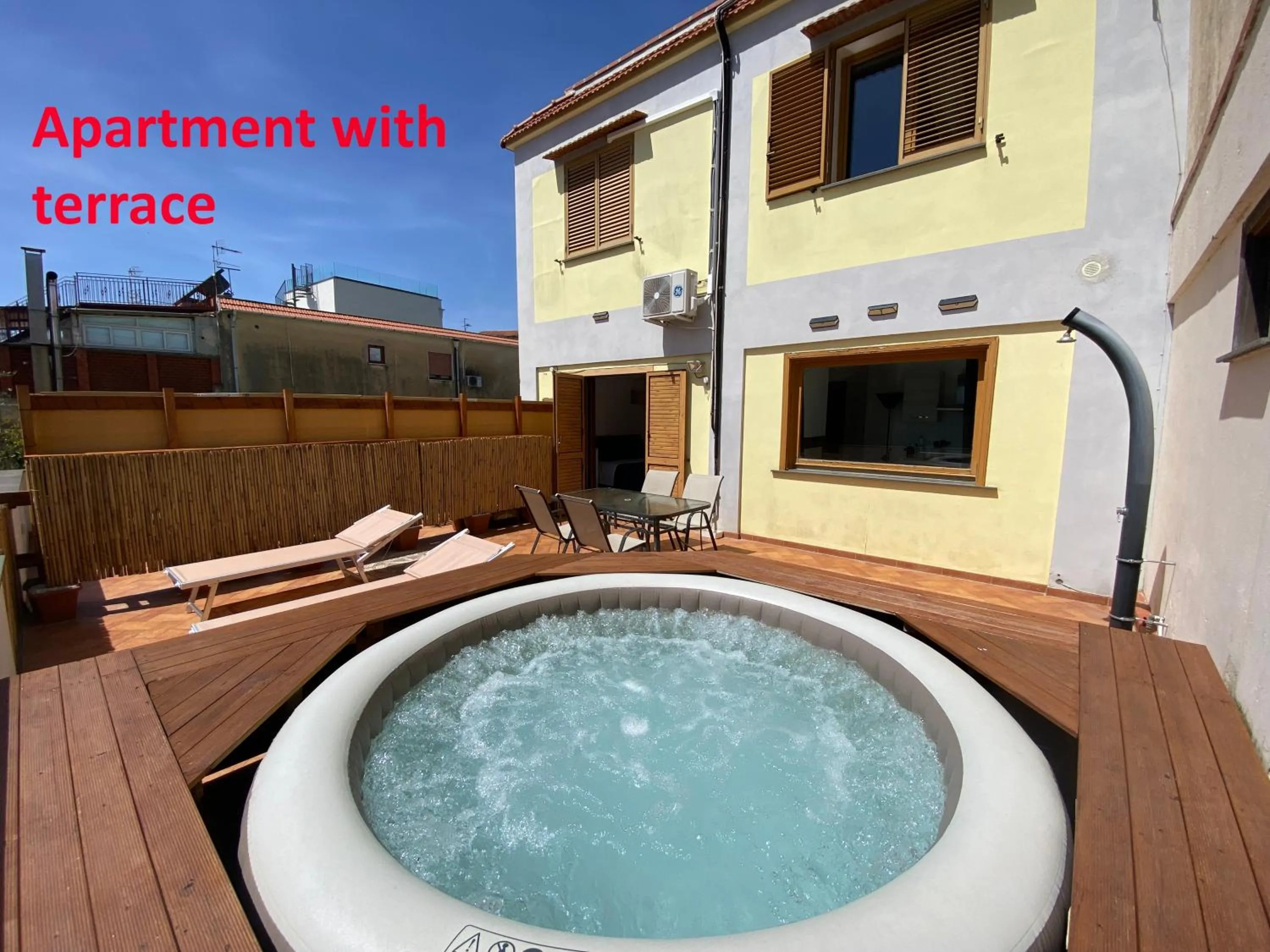 Swimming pool in Villa Mariel Suites & Apartment