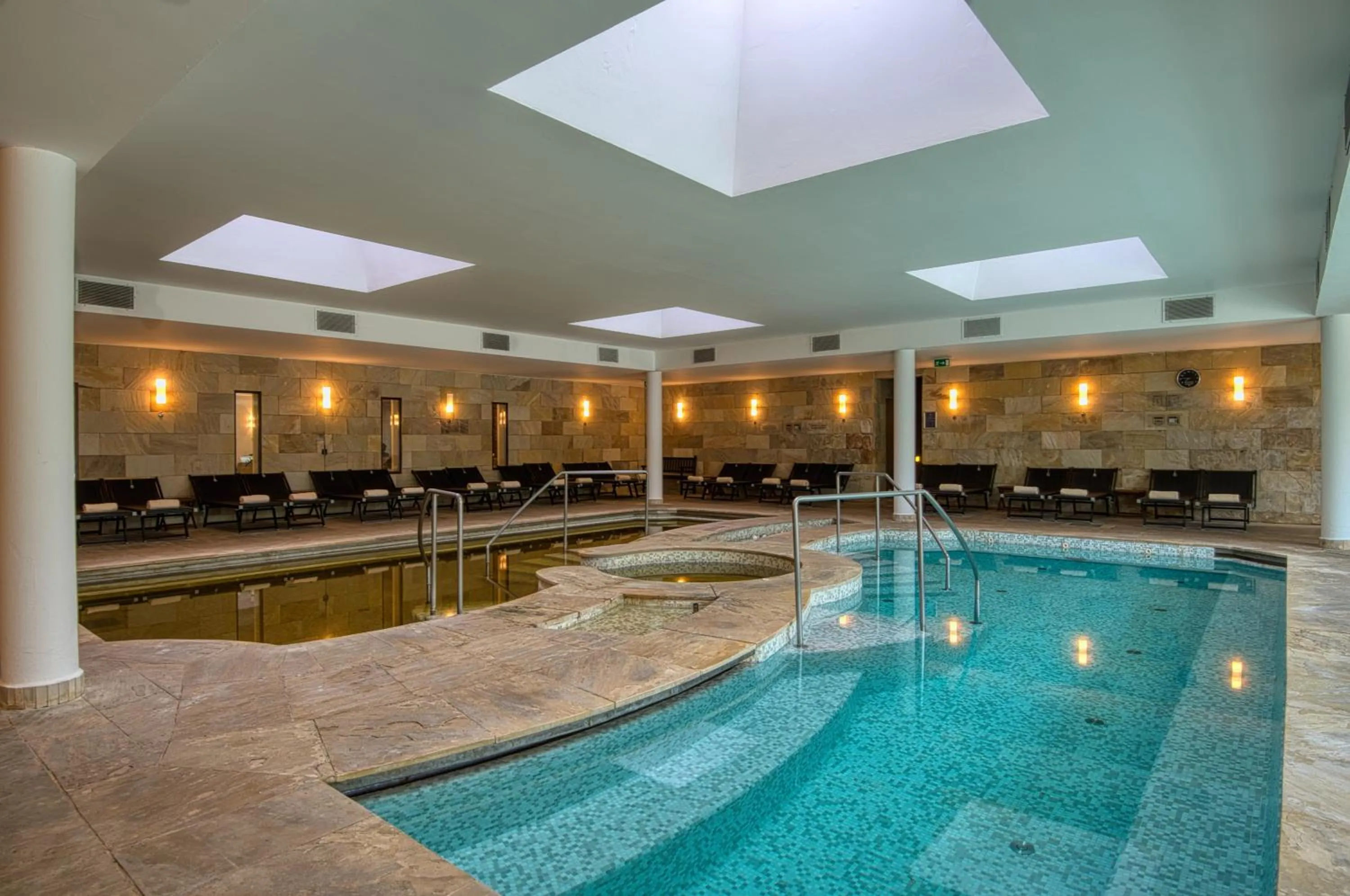 Swimming pool in Tisza Balneum Hotel