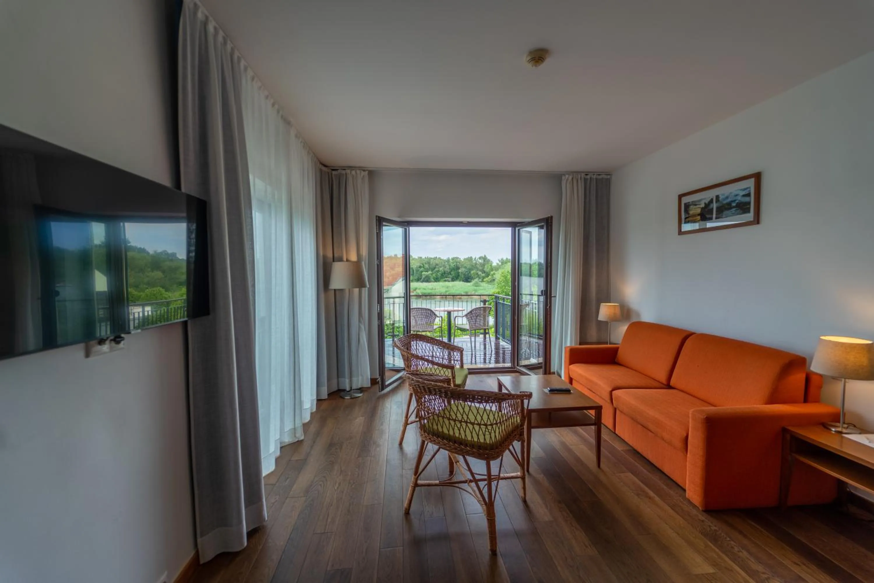 Communal lounge/ TV room in Tisza Balneum Hotel