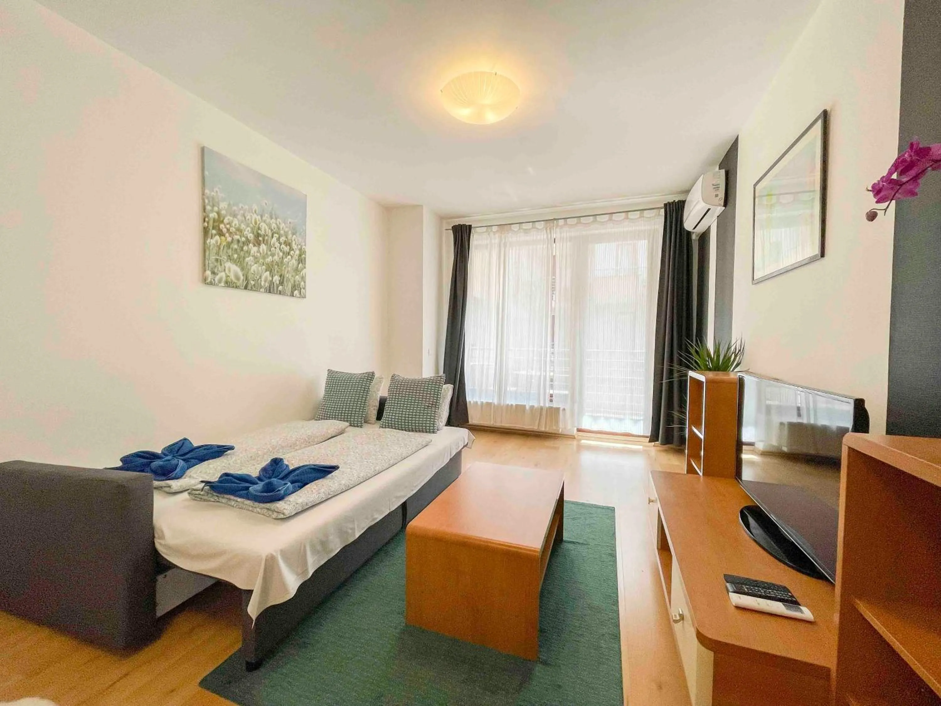 Communal lounge/ TV room, Bed in Opera Residence