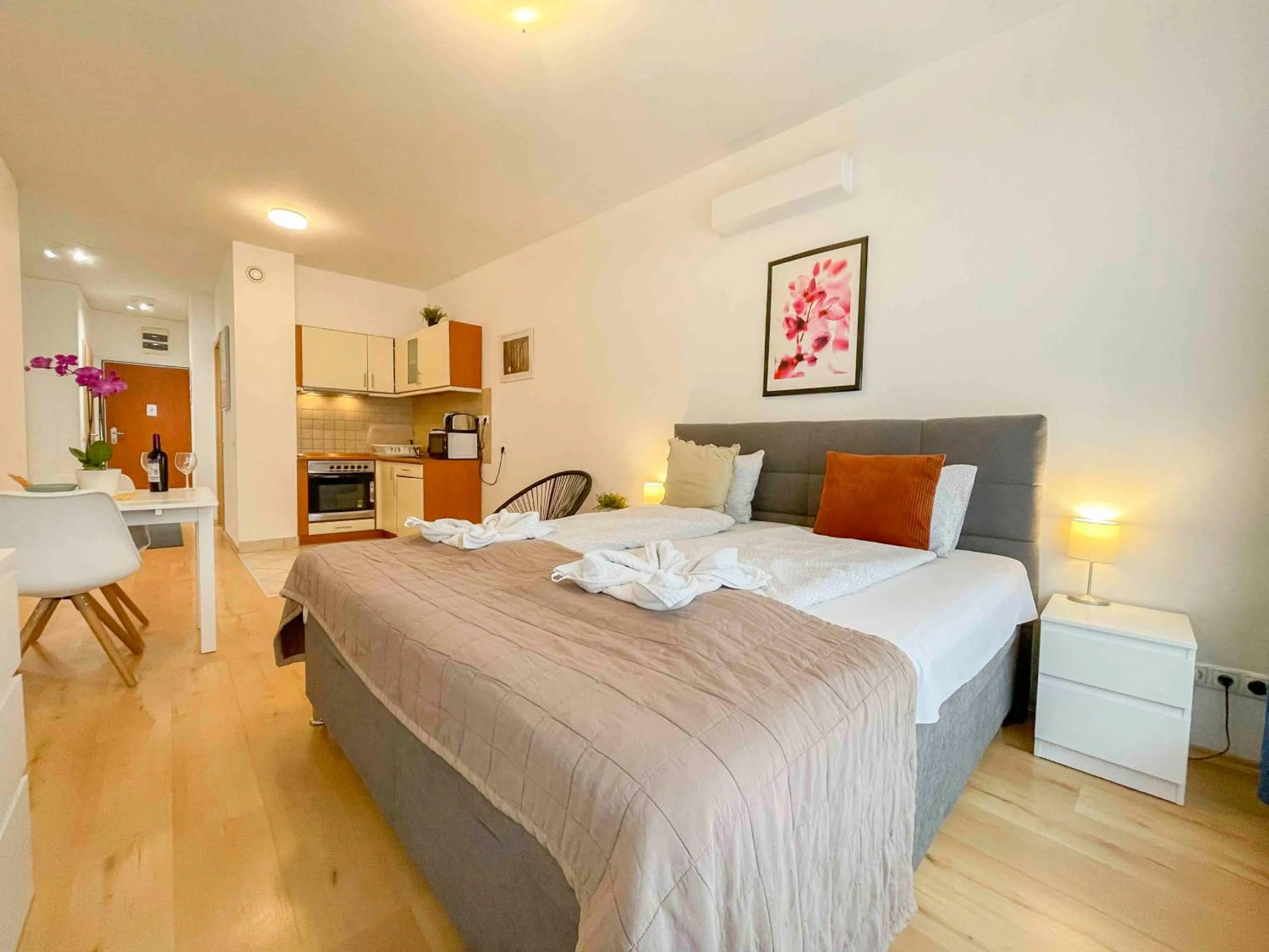 Kitchen or kitchenette, Bed in Opera Residence