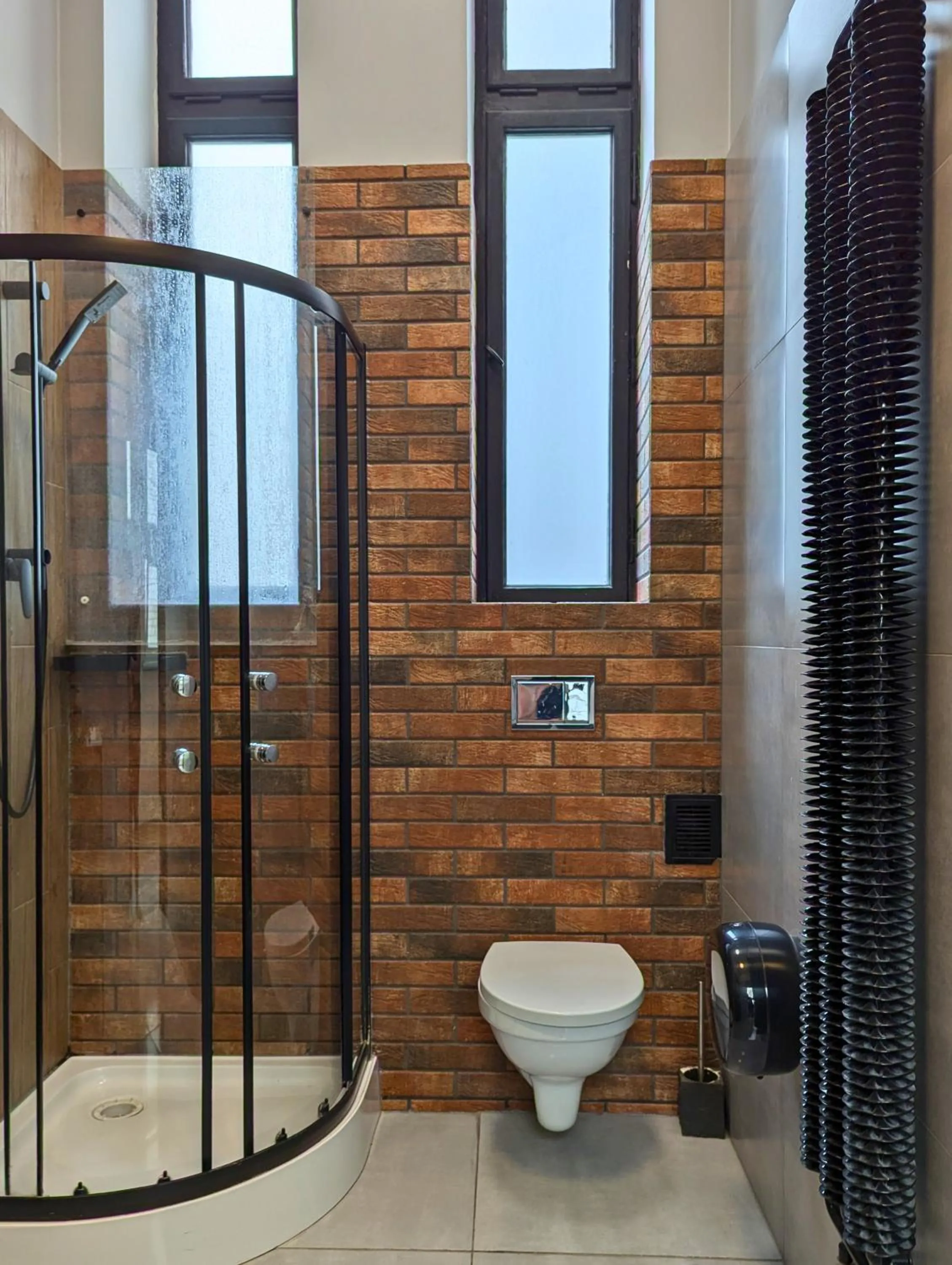 Shower in RYNEK 30 Hostel