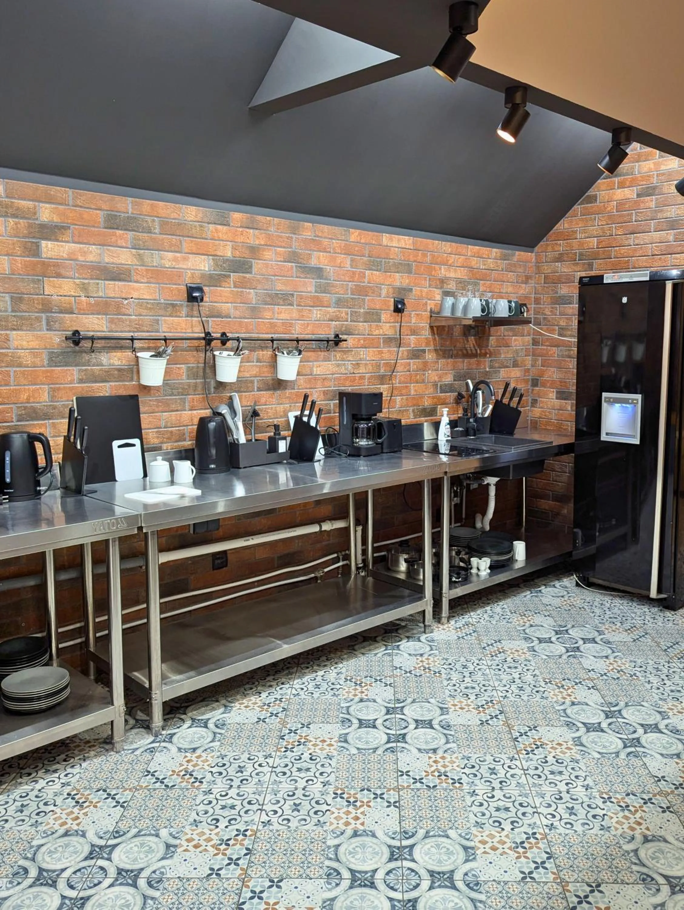 Communal kitchen in RYNEK 30 Hostel