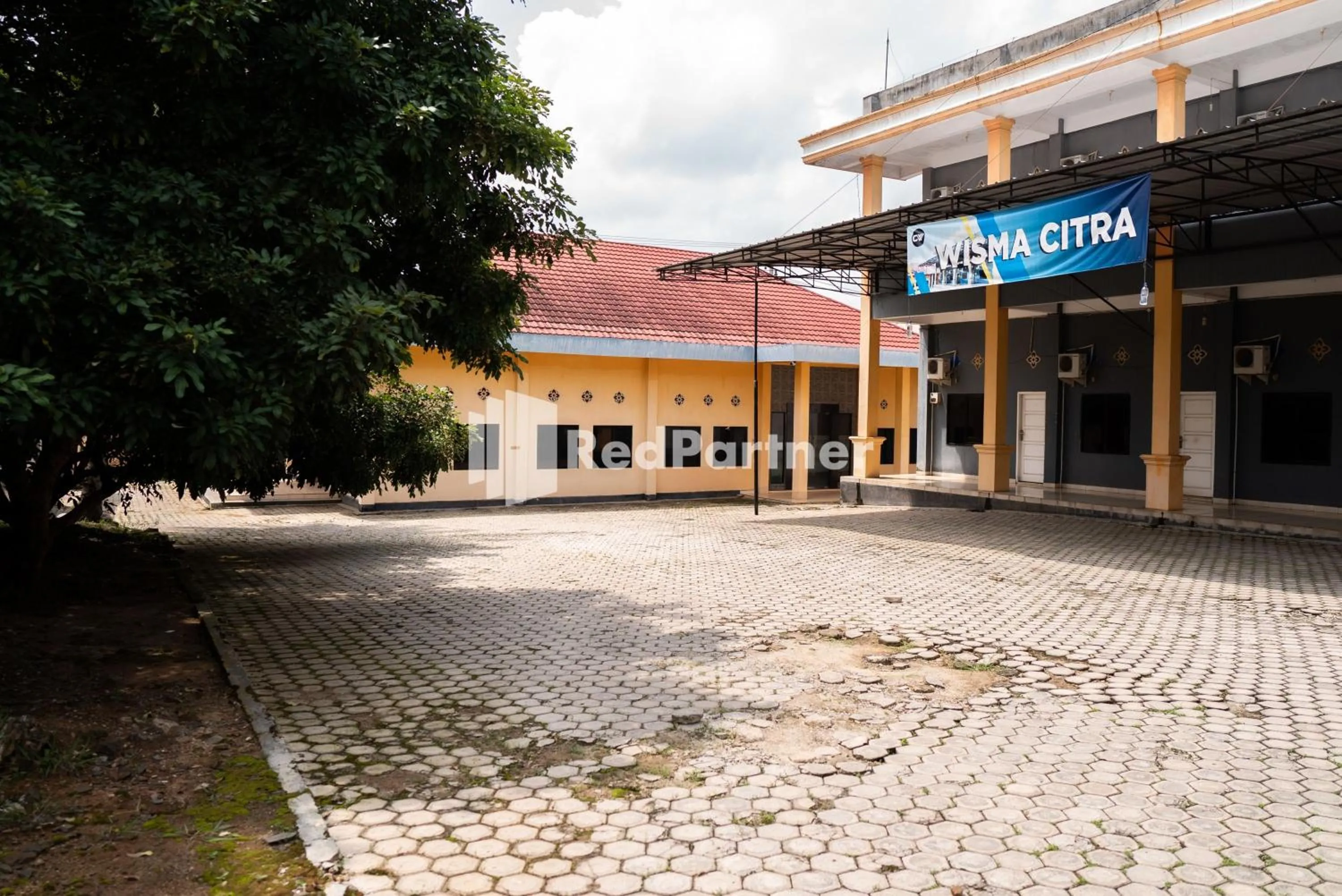 Facade/entrance in Wisma Citra Metro Mitra RedDoorz